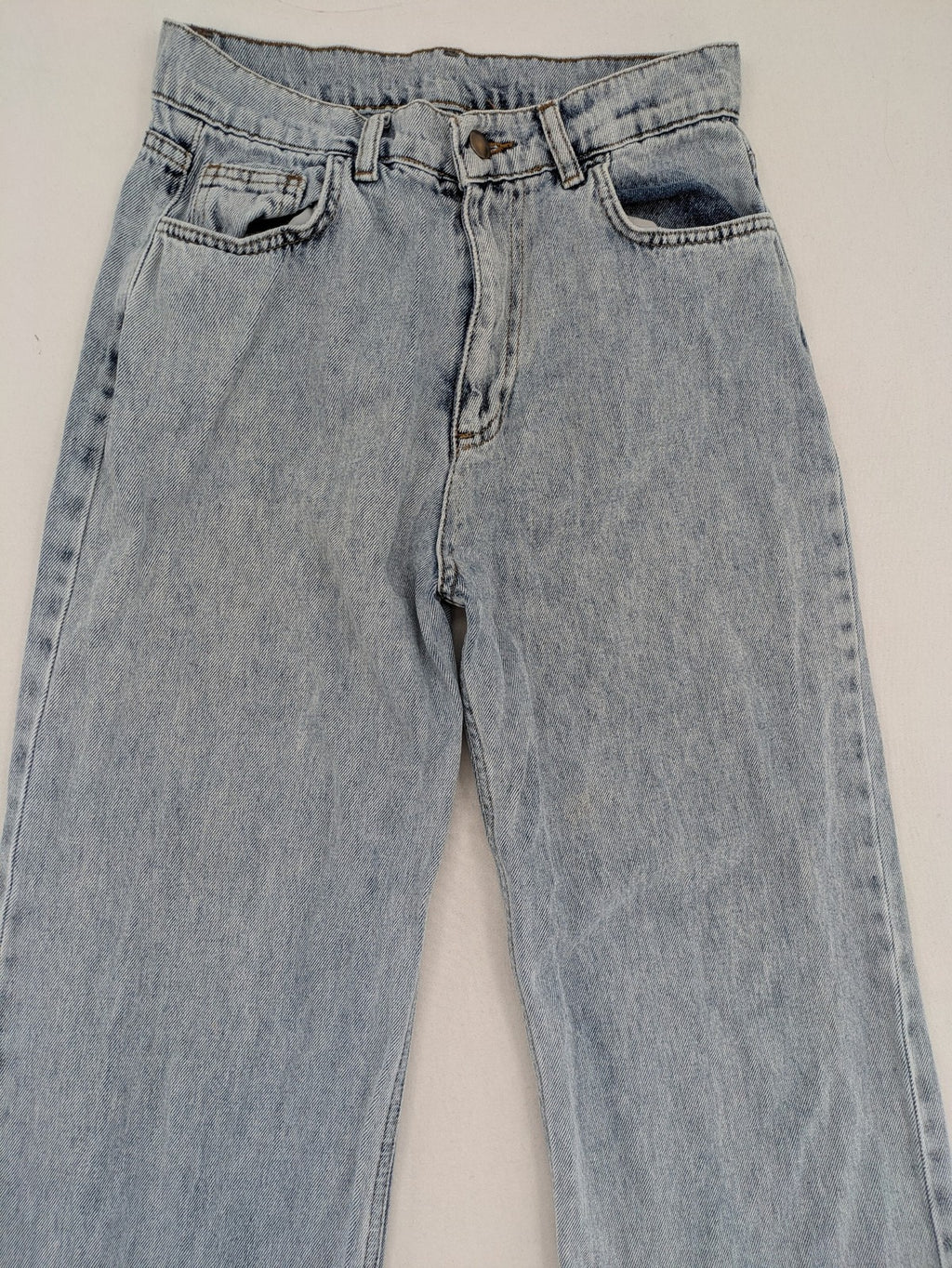 Damen straight jeans hellblau, High Waist, klassisches 5-Pocket-Design, entspannte Passform.
