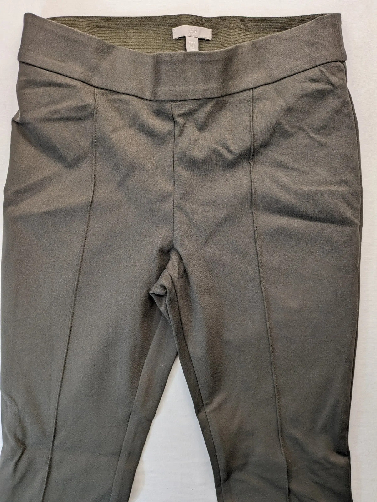 H&M khaki pants with front seam detail and stretchy material for comfort.