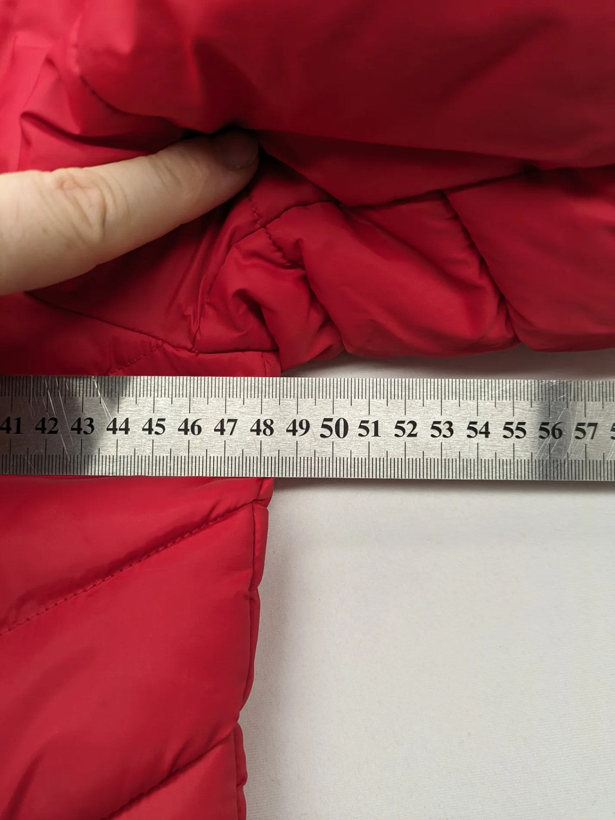 Sublevel red puffer jacket size S, chevron quilted pattern, adjustable hood, recycled polyester lining.