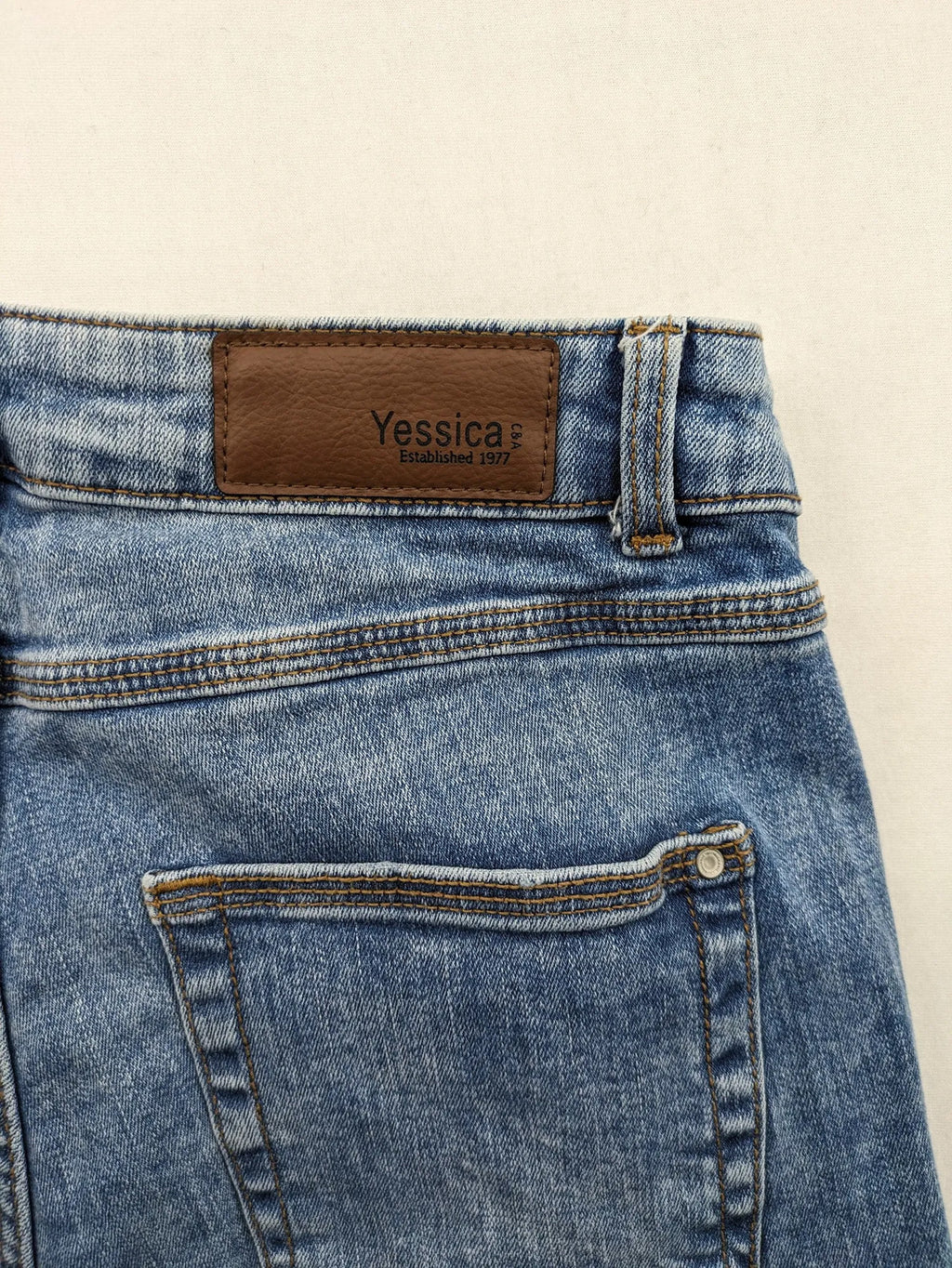 Yessica blue skinny jeans high waist with double button closure and five-pocket style.