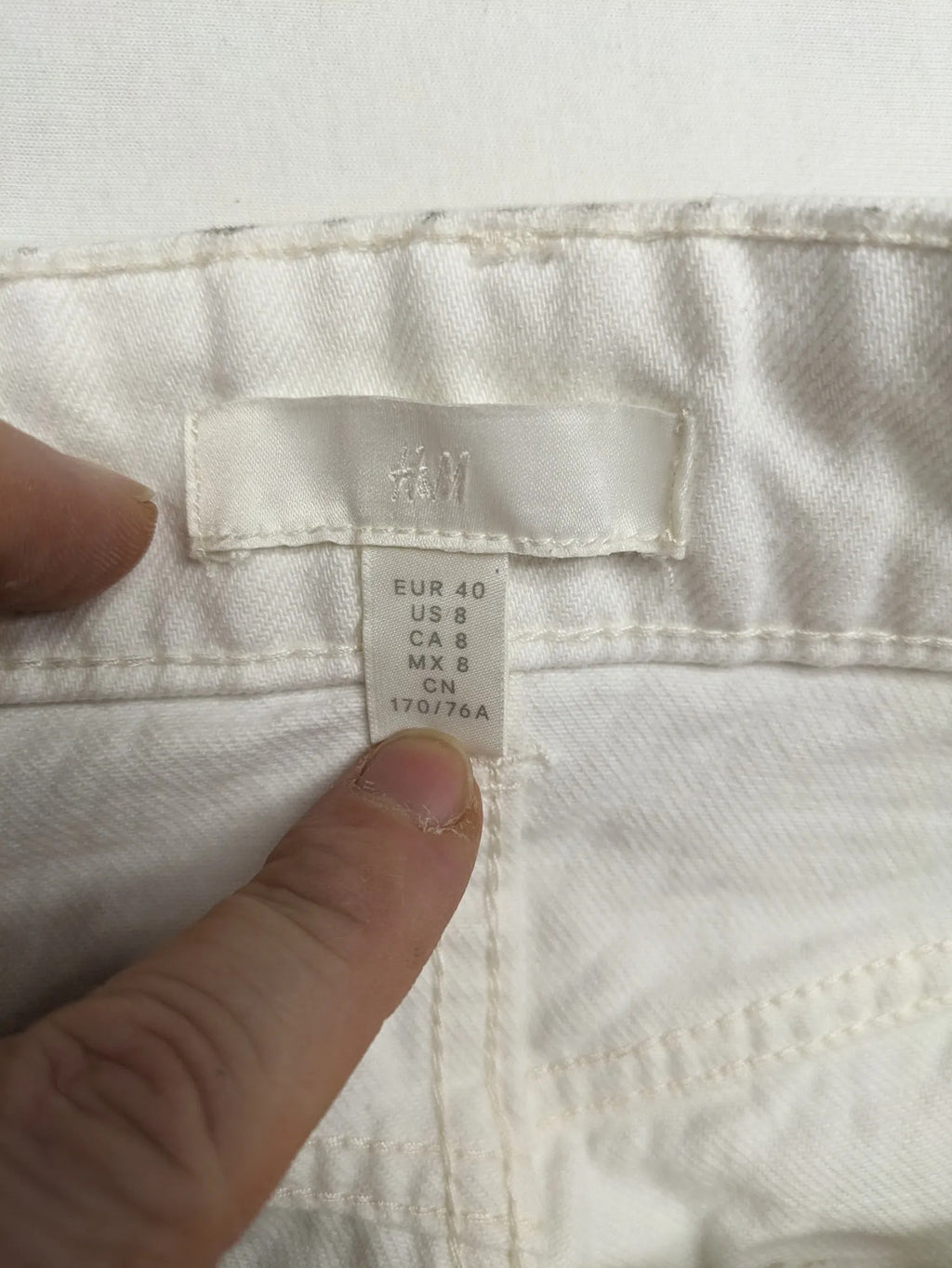 H&M white straight jeans high rise 5-pocket style made from 100% cotton.
