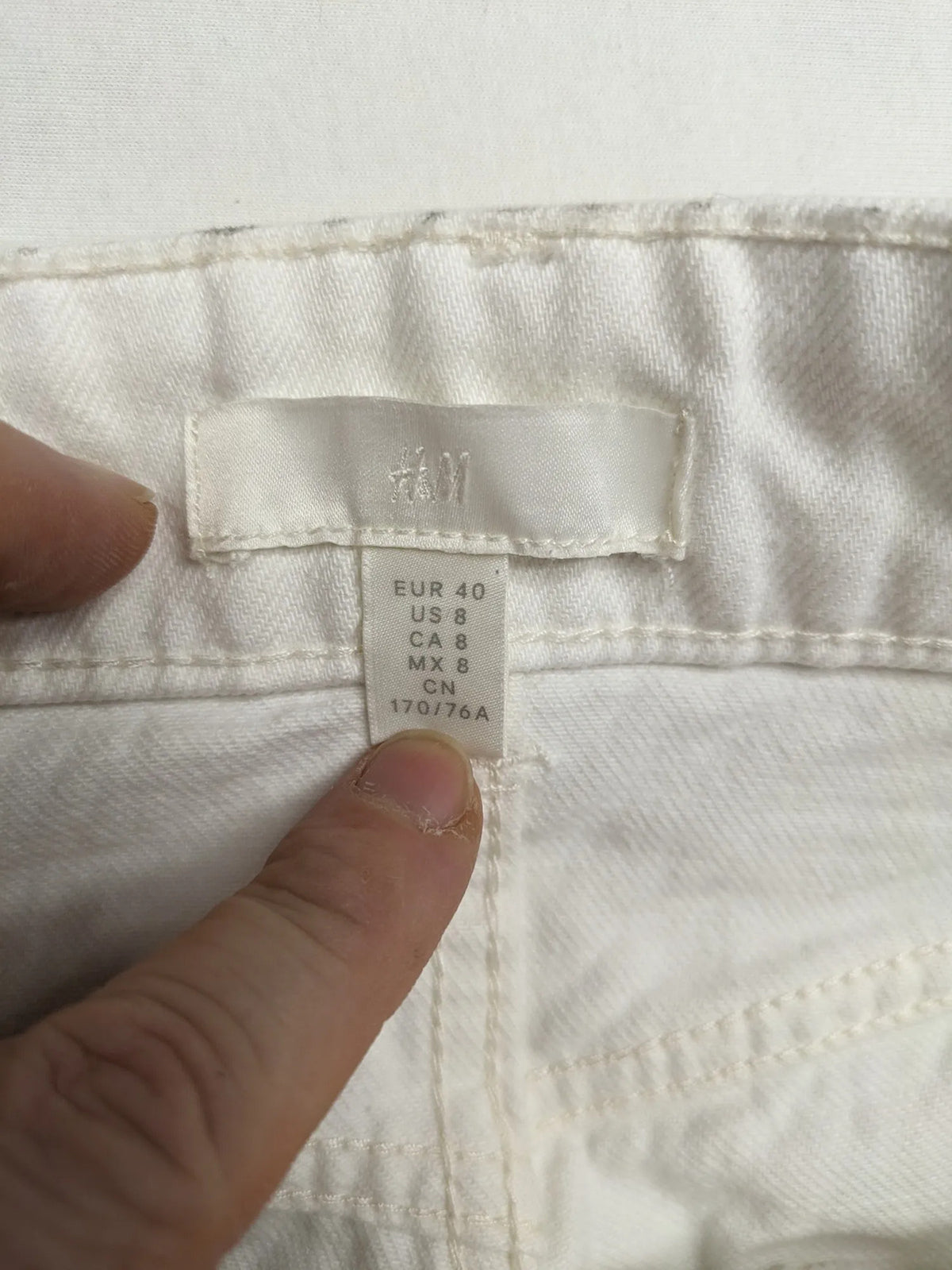 H&M white straight jeans high rise 5-pocket style made from 100% cotton.