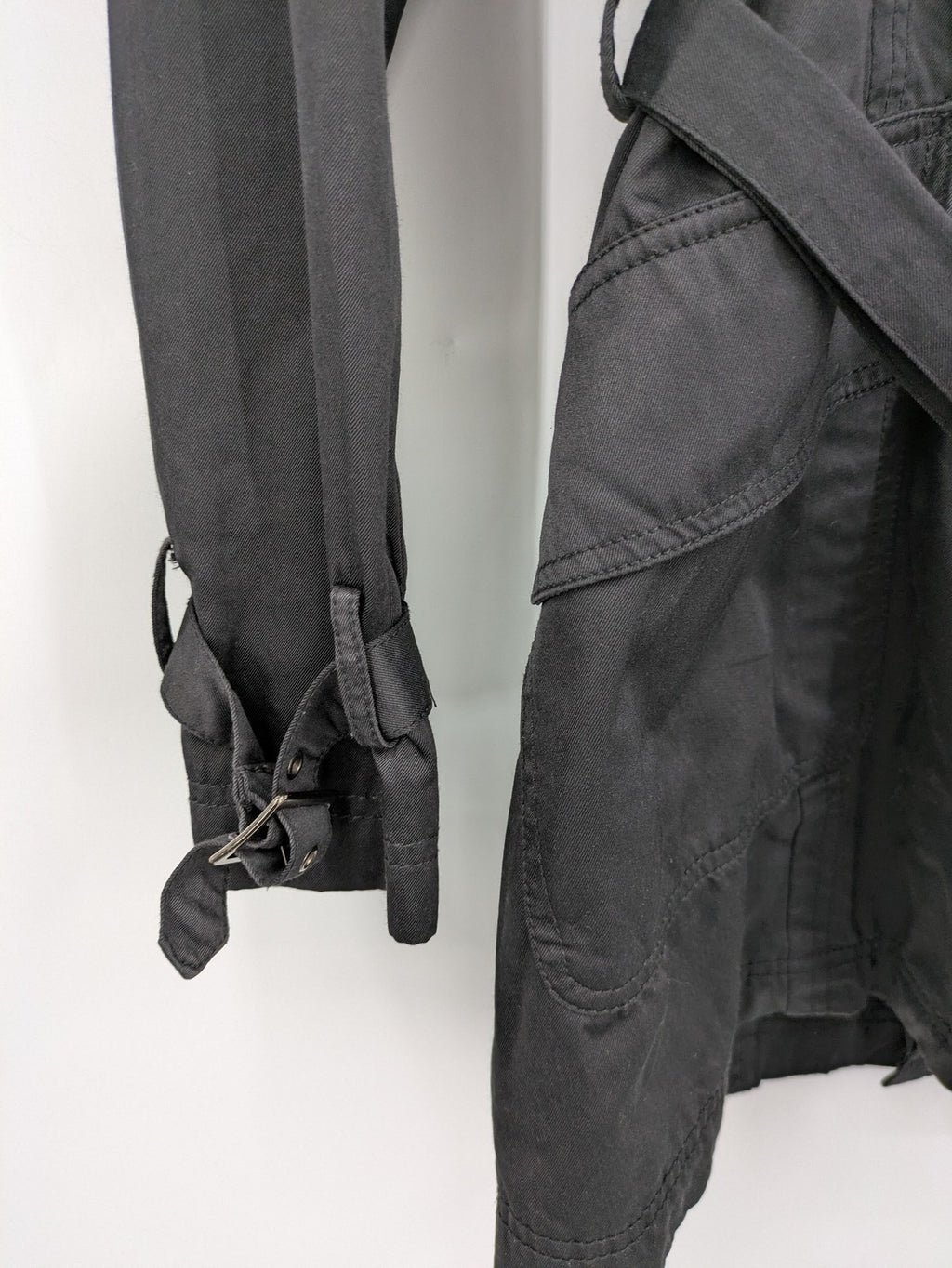 Amisu grey trench coat double-breasted design with elegant collar and belted waist.