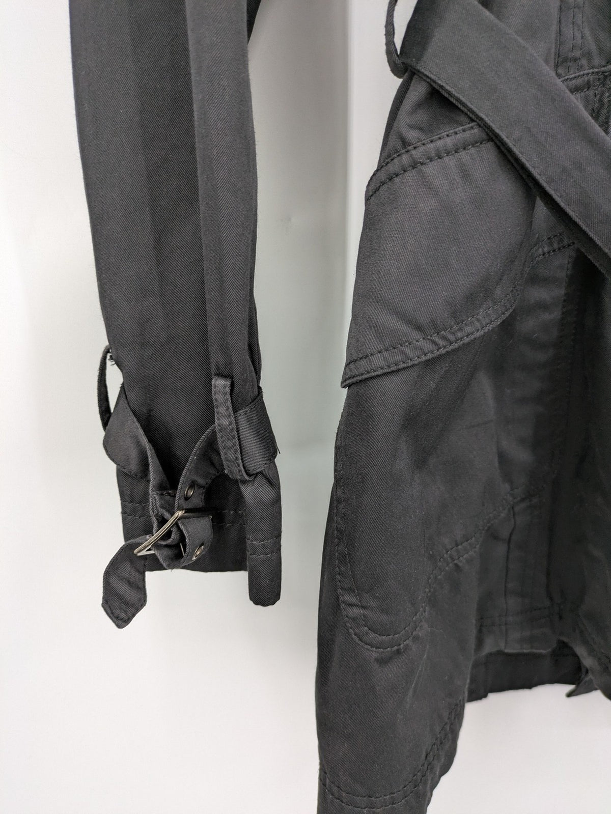 Amisu grey trench coat double-breasted design with elegant collar and belted waist.