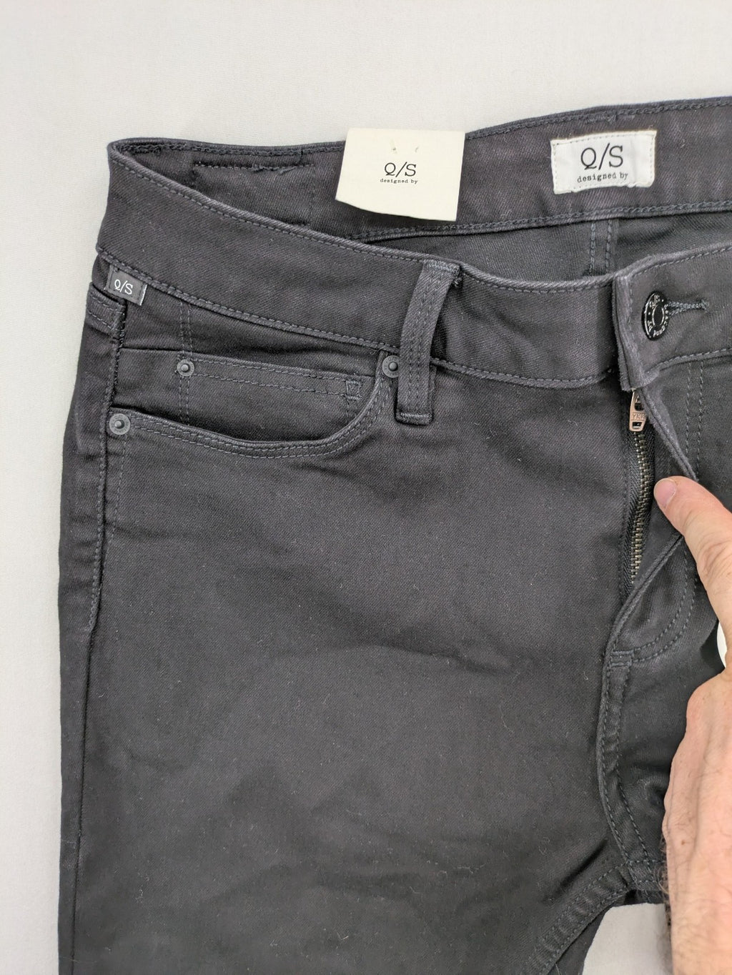 Q/S skinny fit jeans black mid-rise with stretch fabric and sleek silhouette.