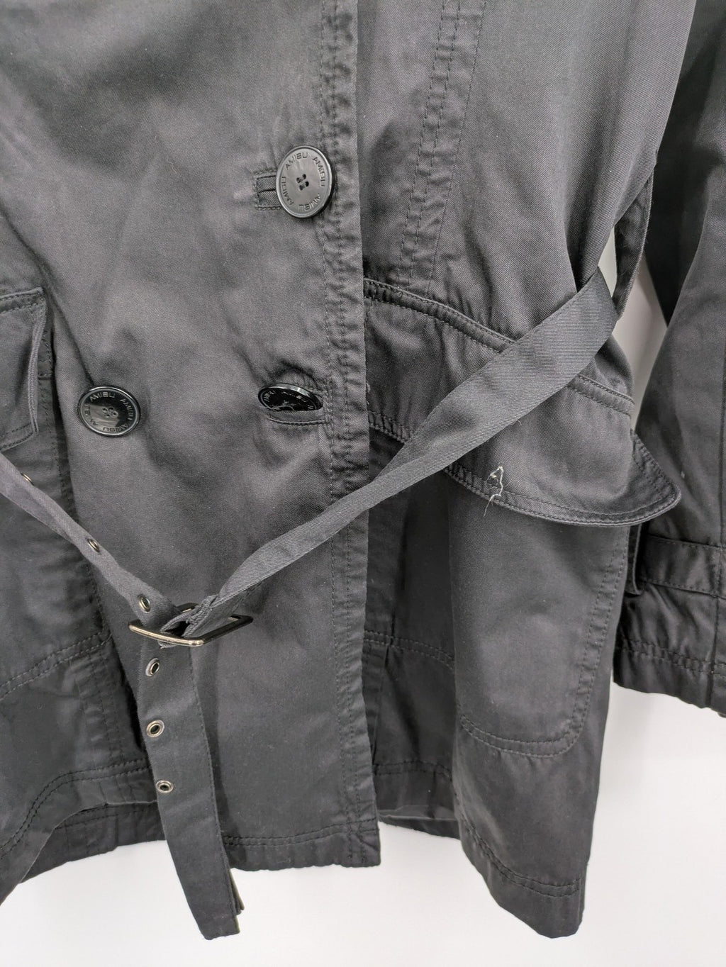 Amisu grey trench coat double-breasted design with elegant collar and belted waist.
