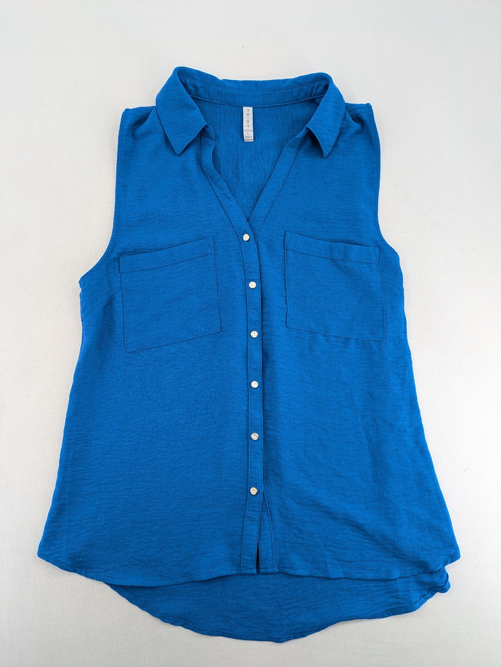 Amisu blue sleeveless blouse with classic collar, button placket, and high-low hem.