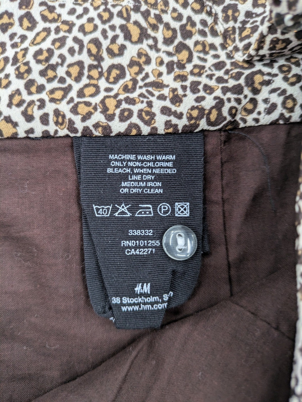 H&M women's A-line skirt beige brown leopard print ruffled hem and side tie detail.
