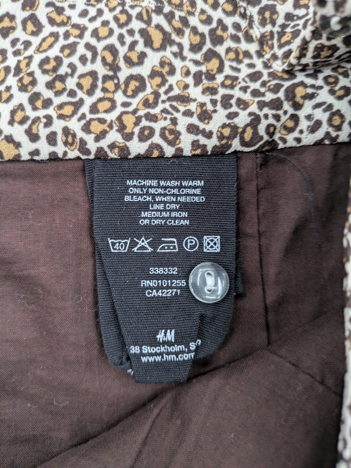 H&M women's A-line skirt beige brown leopard print ruffled hem and side tie detail.