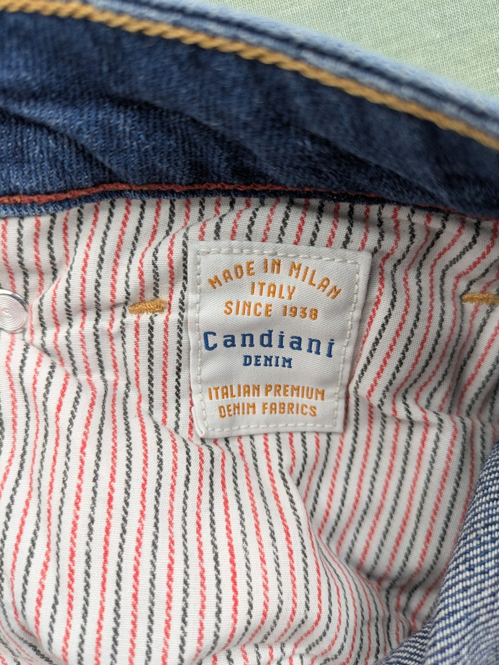 Le Temps des Cerises blue straight jeans, medium wash, 5-pocket design, Candiani denim.