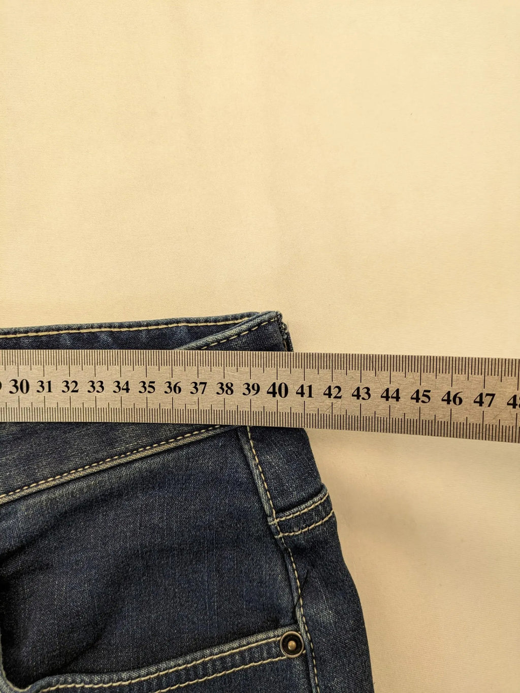 Eagle N°7 blue straight jeans with five-pocket design and soft thermal lining.