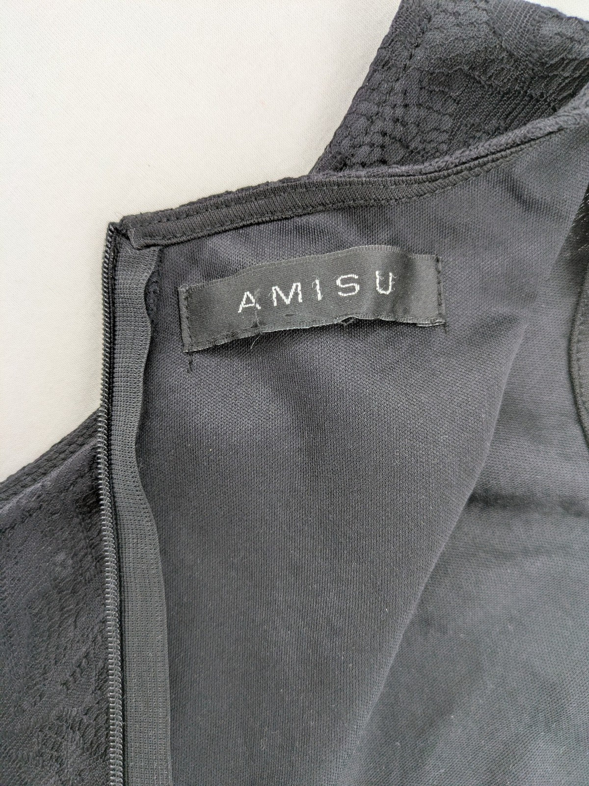 Amisu grey bodycon dress with jacquard pattern and sleeveless design.