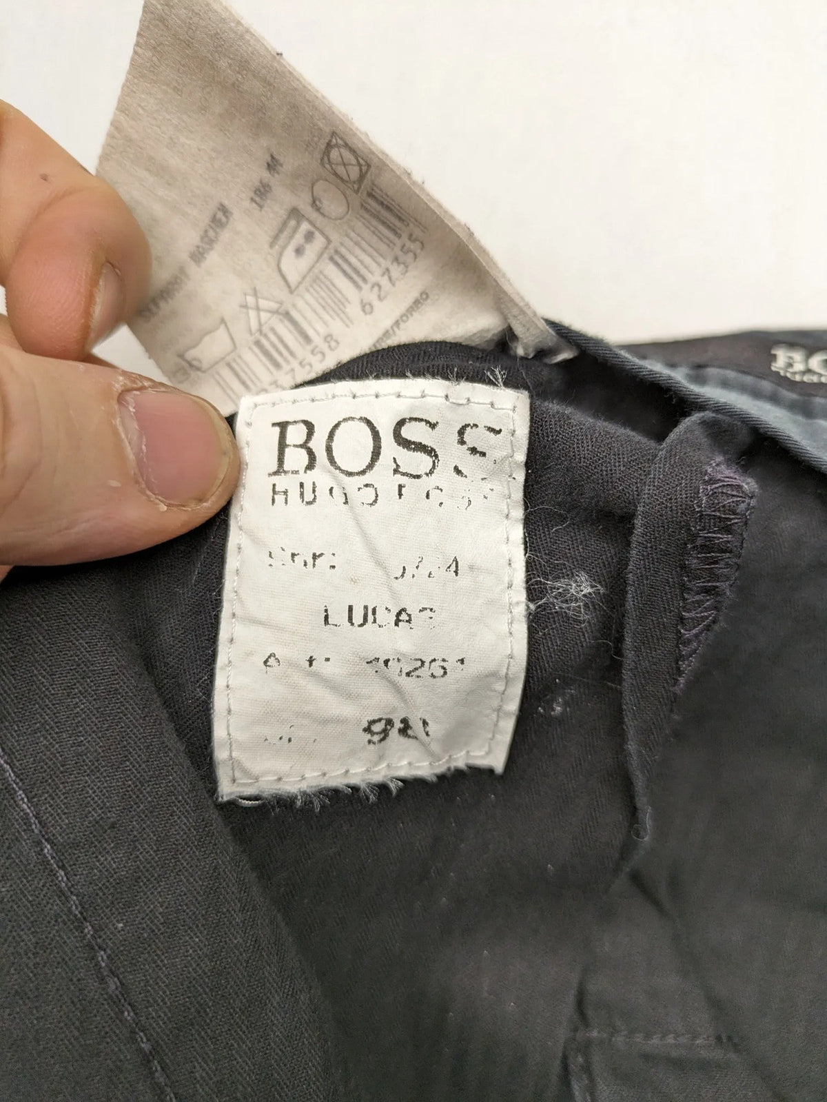 BOSS Hugo Boss grey chinos with button and zipper closure, classic design, 100% cotton.