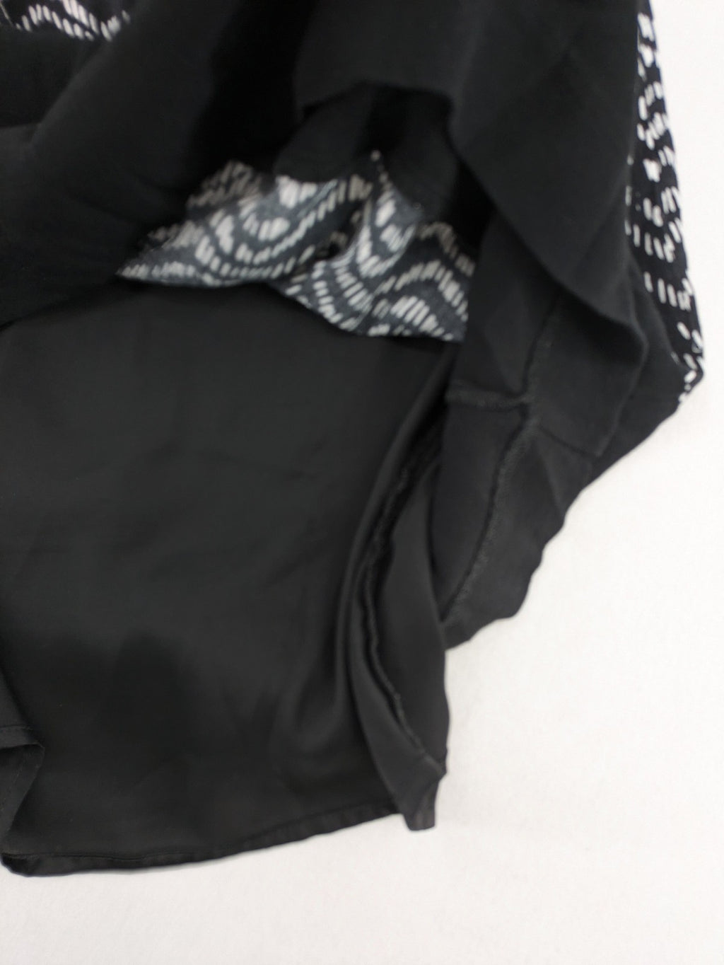 Tom Tailor black and white patterned dress with short sleeves and zigzag design.