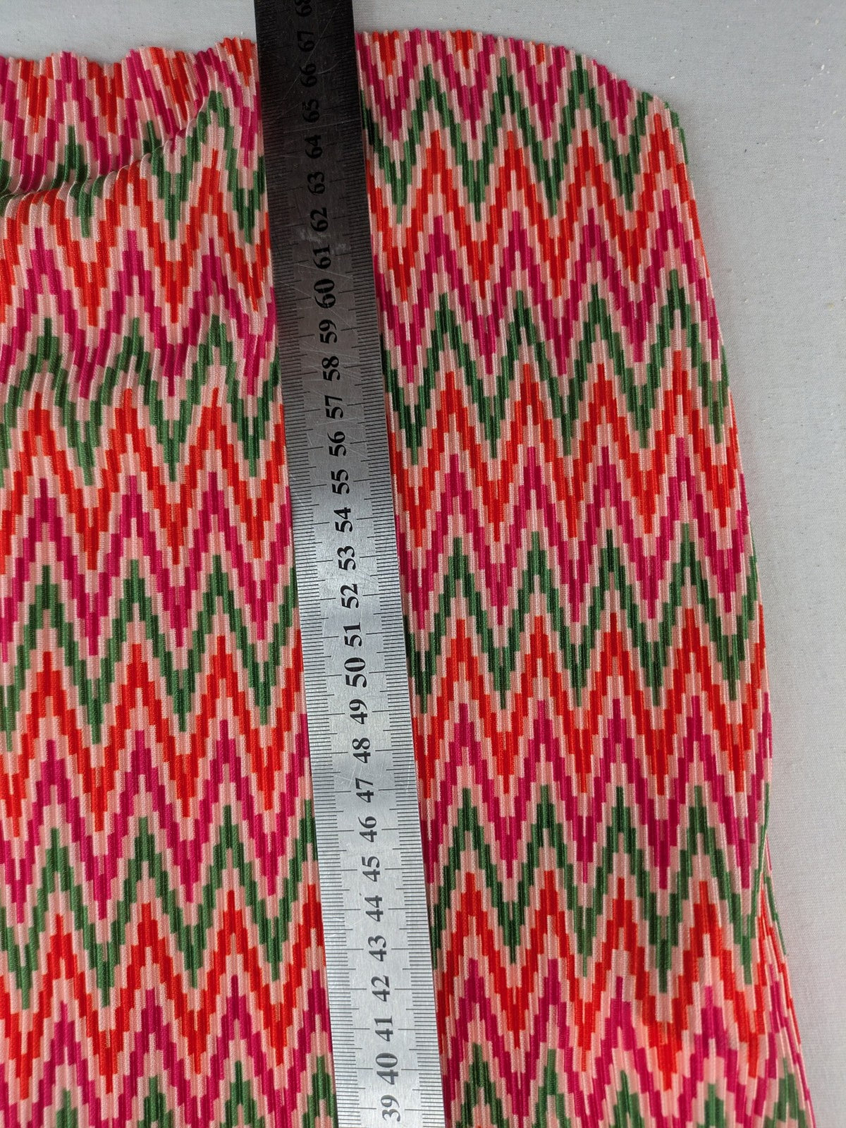 Amisu pink blouse with vibrant zigzag pattern and contrasting light pink collar and cuffs.