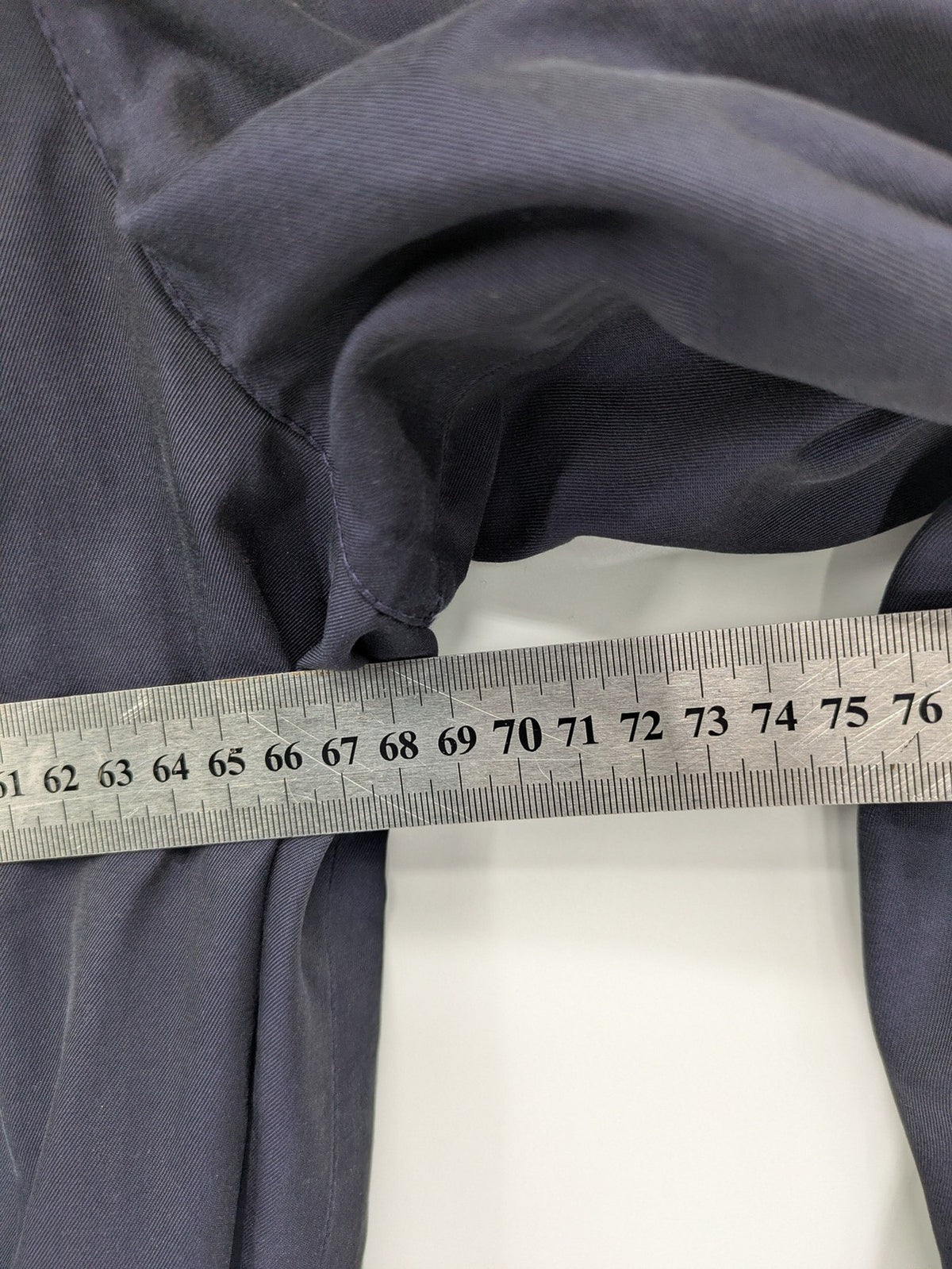 Freic navy trench coat single-breasted design with elegant collar and buttoned flap pockets.
