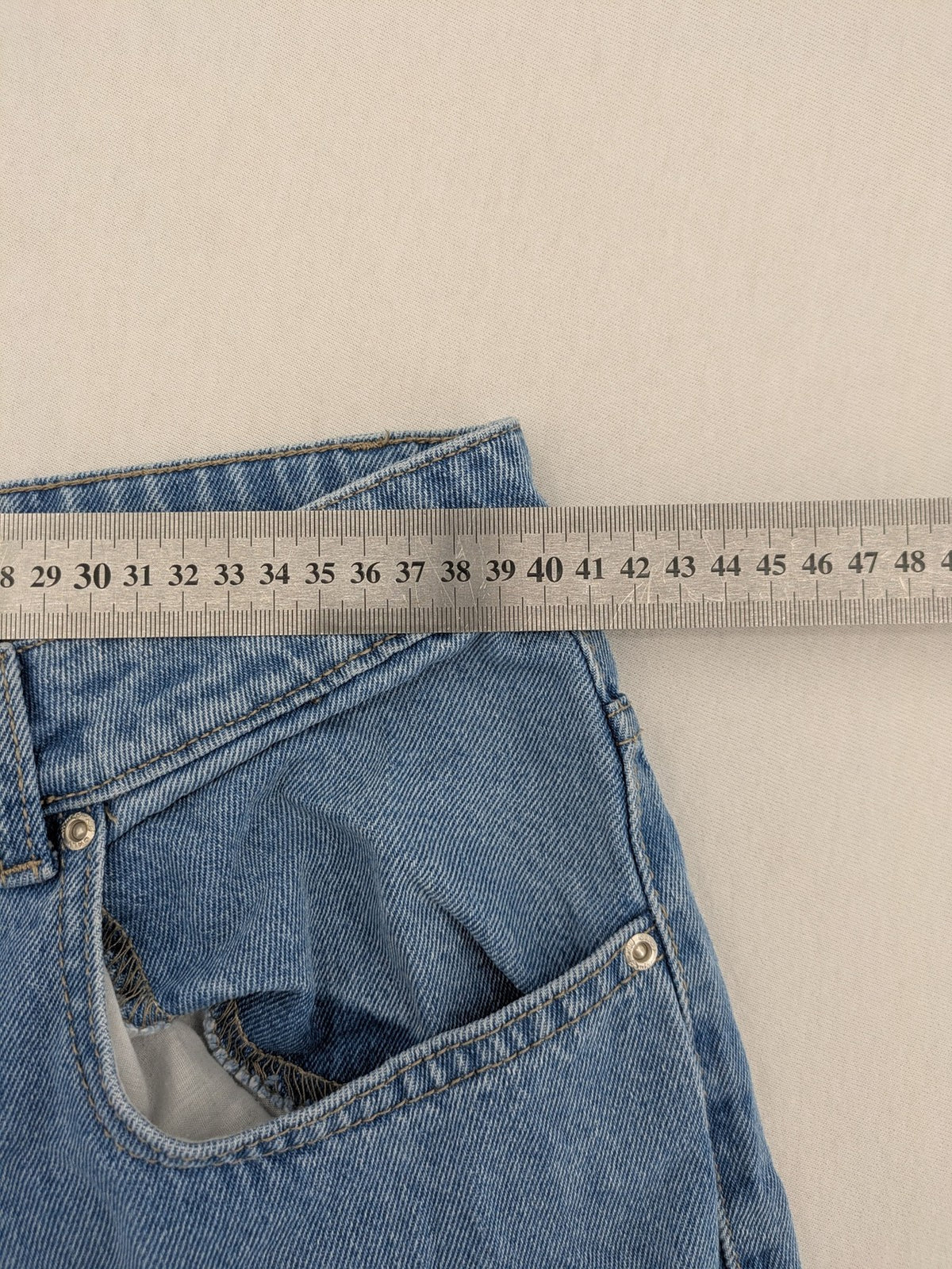 ONLY blue straight jeans with multiple pockets and zipper/button closure, made of 100% cotton.