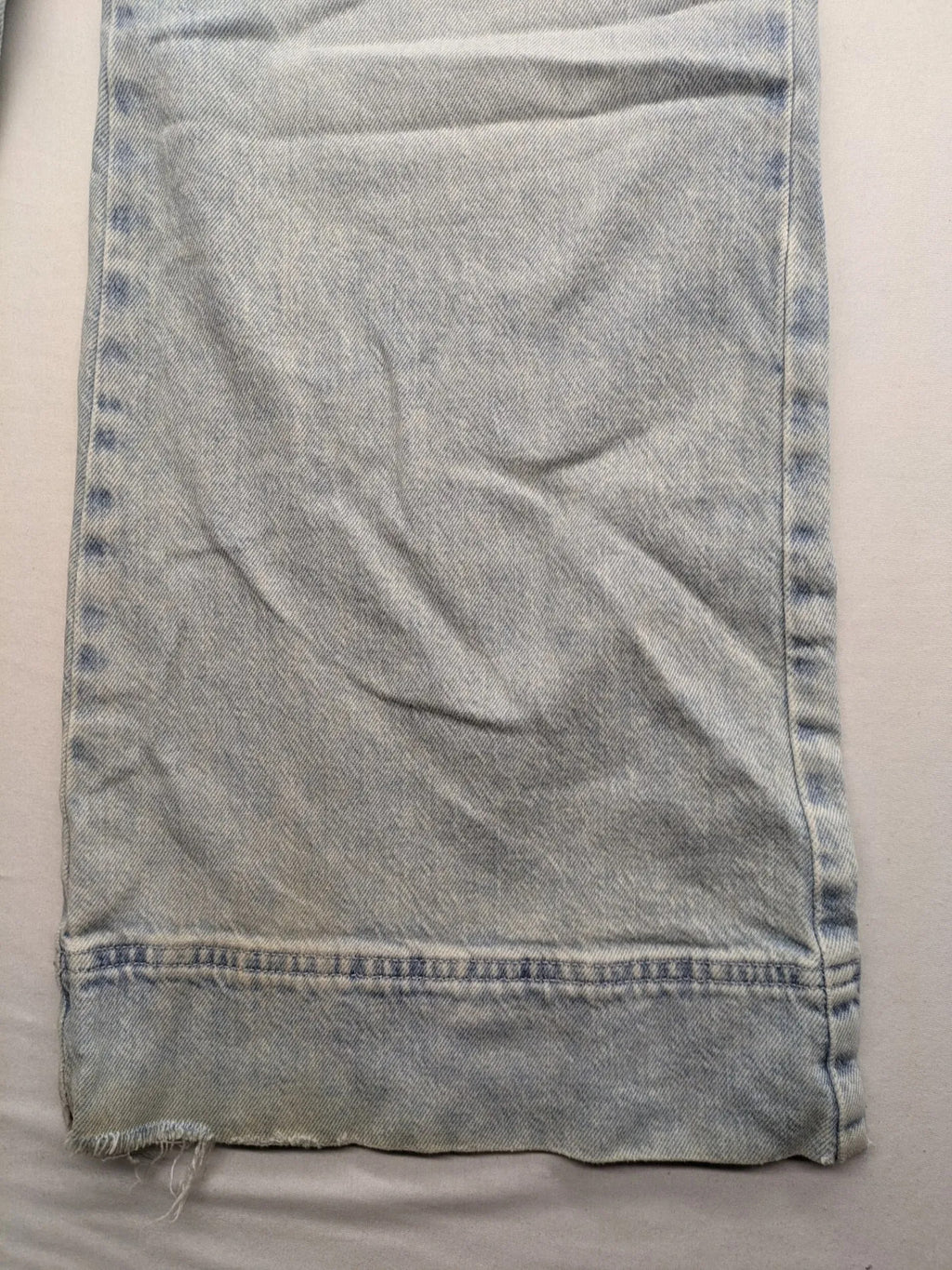 Hollister blue straight jeans ultra high-rise wide leg with frayed hem and classic five-pocket design.