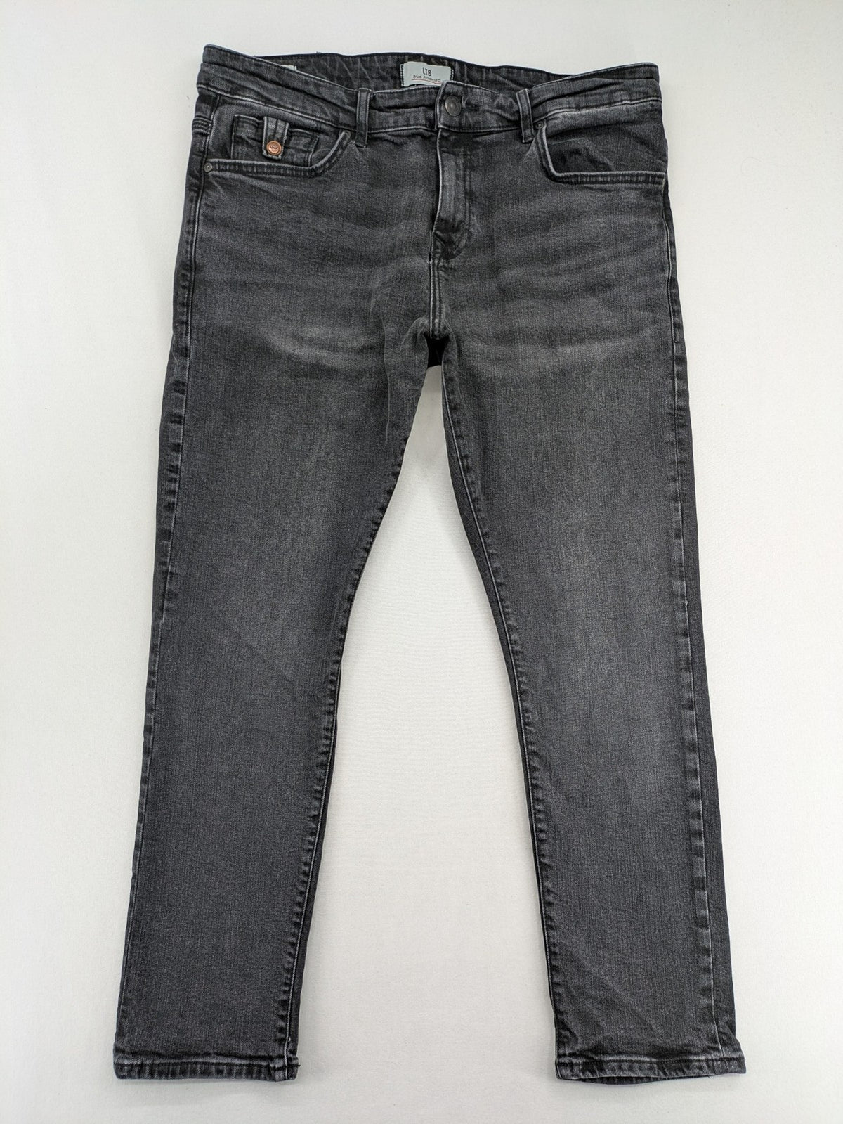 LTB blue straight jeans with classic 5-pocket design and low-rise slim fit.