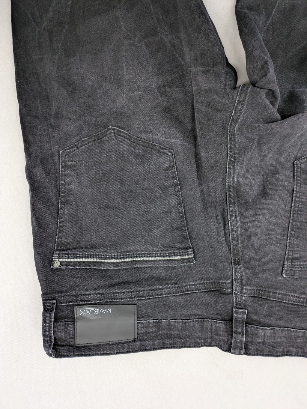 Mavi straight jeans black washed denim with subtle stretch and classic design.