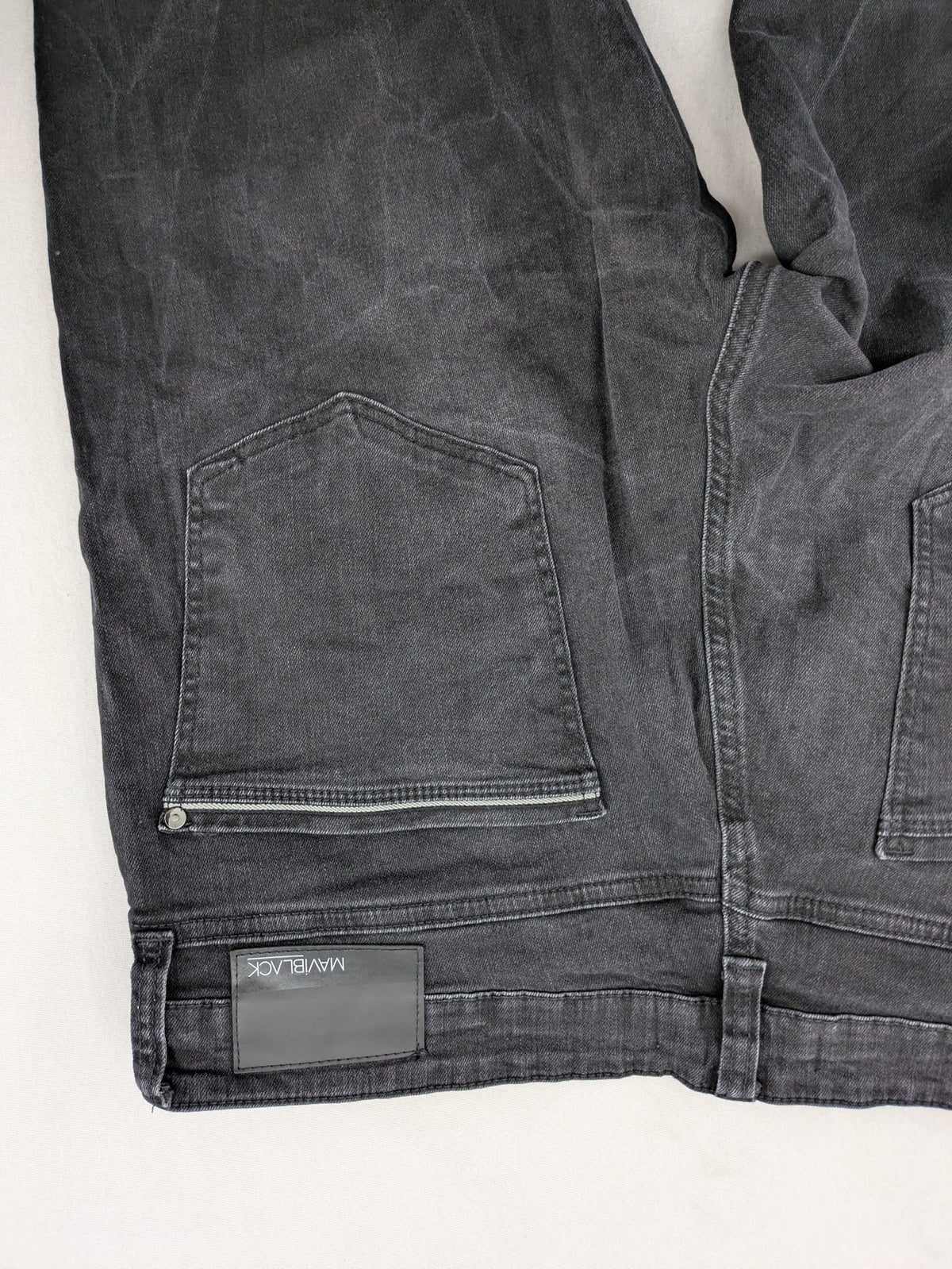Mavi straight jeans black washed denim with subtle stretch and classic design.