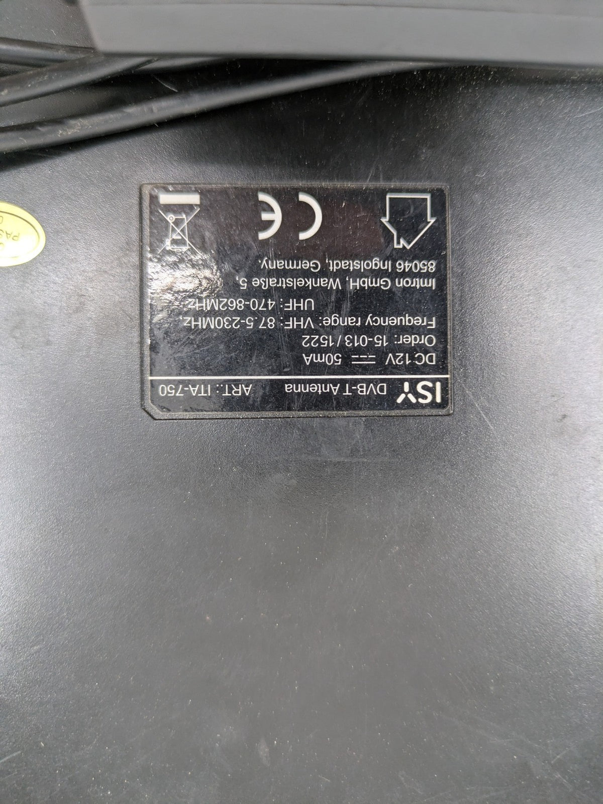 Strong DVB-T2 receiver black with logo, includes ISY ITA-750 antenna and power supply.