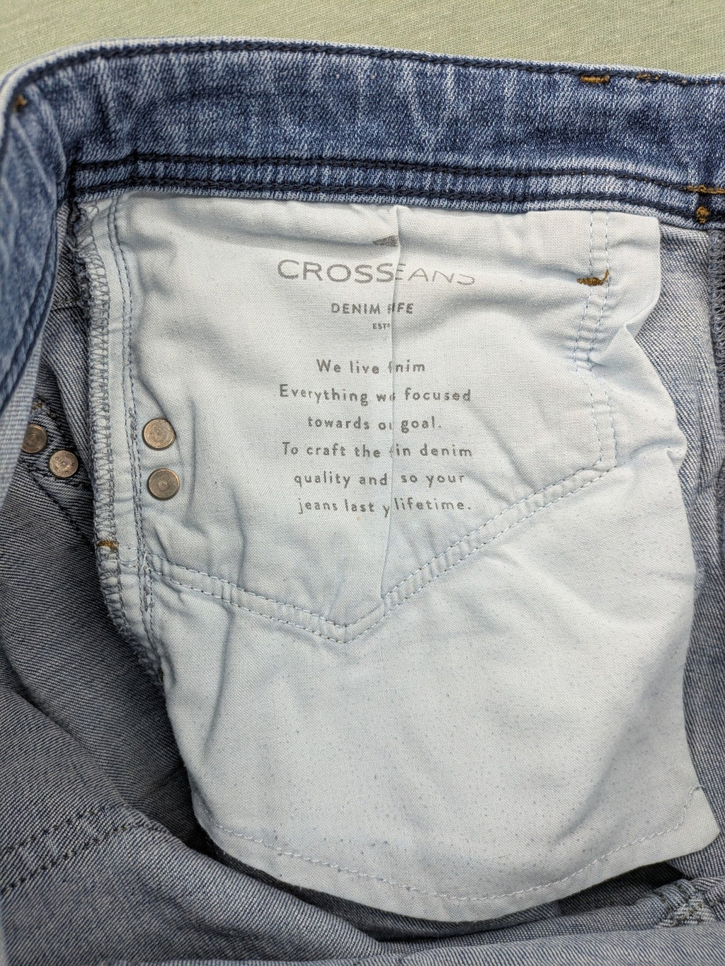 Cross Jeans blue straight fit denim jeans, classic five-pocket design, medium wash.