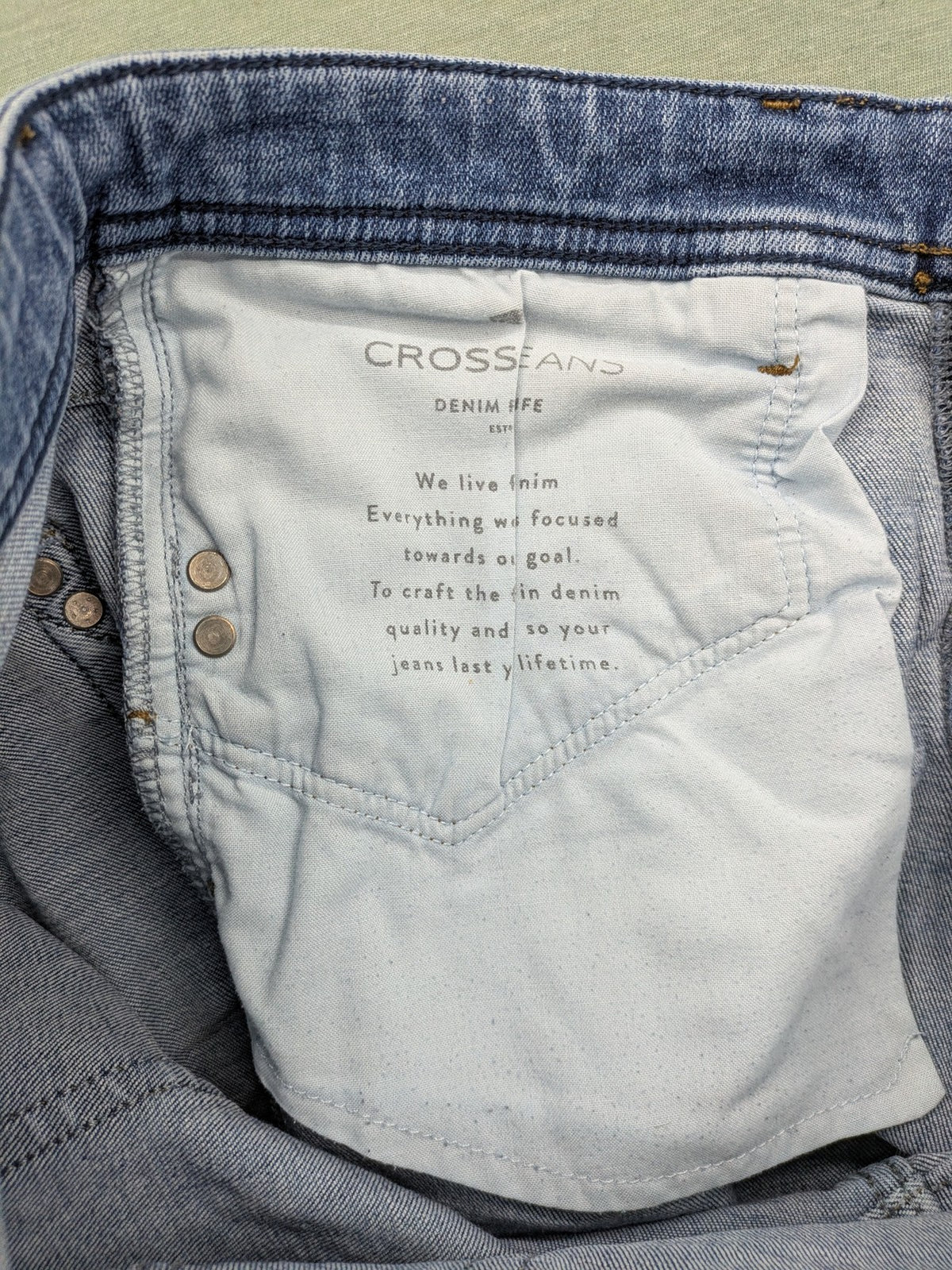 Cross Jeans blue straight fit denim jeans, classic five-pocket design, medium wash.