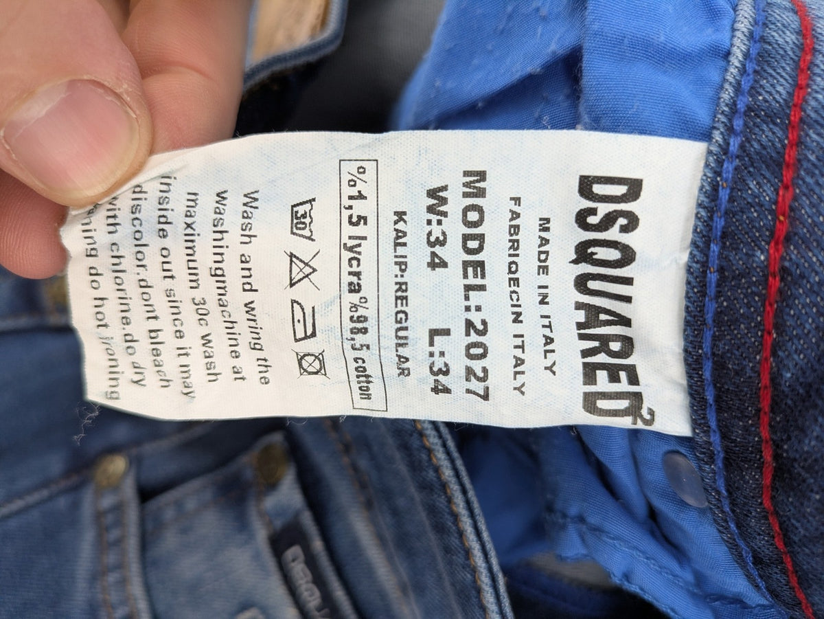 Dsquared2 blue straight jeans with five-pocket design and button fly, made in Italy.