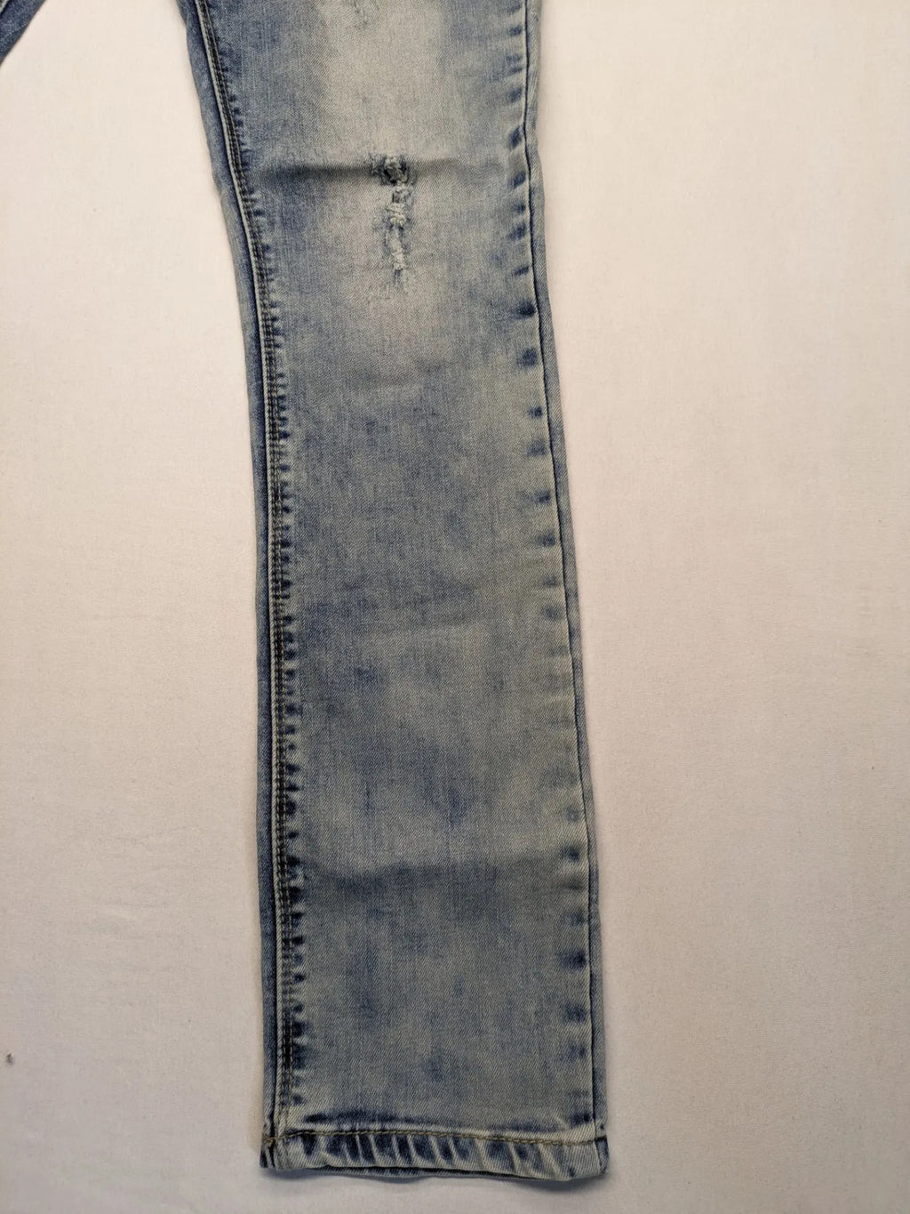 ONE LOVE DENIM blue straight jeans with distressed details and double button closure.