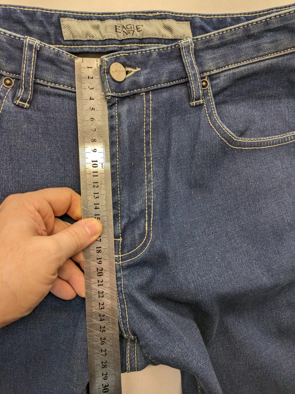 Eagle N°7 blue straight jeans with five-pocket design and soft thermal lining.
