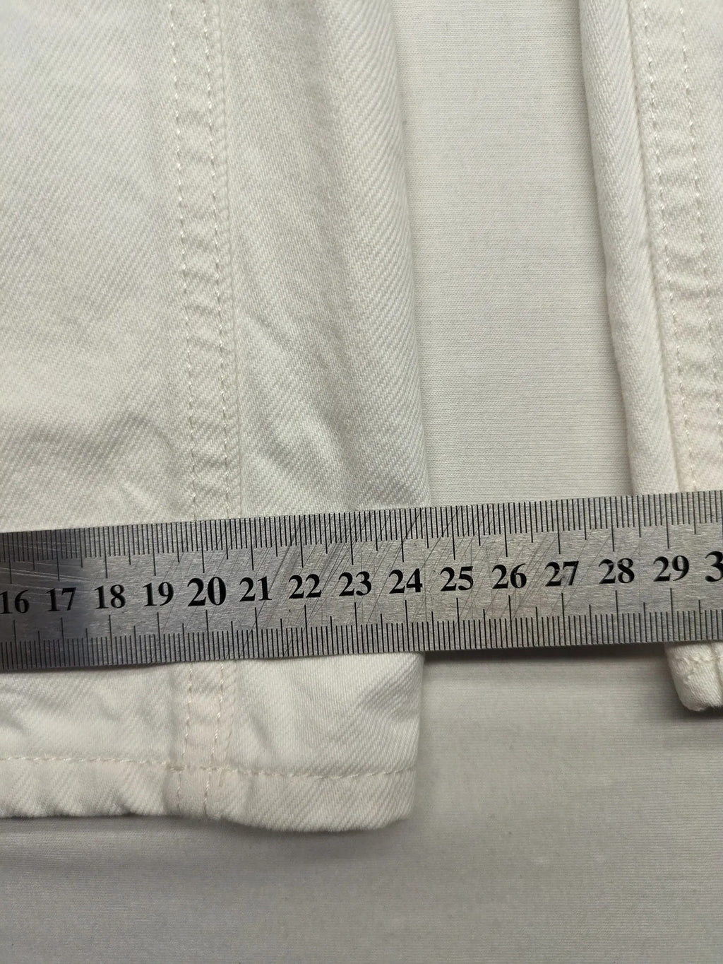 H&M white straight jeans high rise 5-pocket style made from 100% cotton.