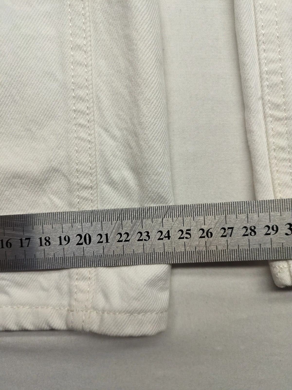 H&M white straight jeans high rise 5-pocket style made from 100% cotton.