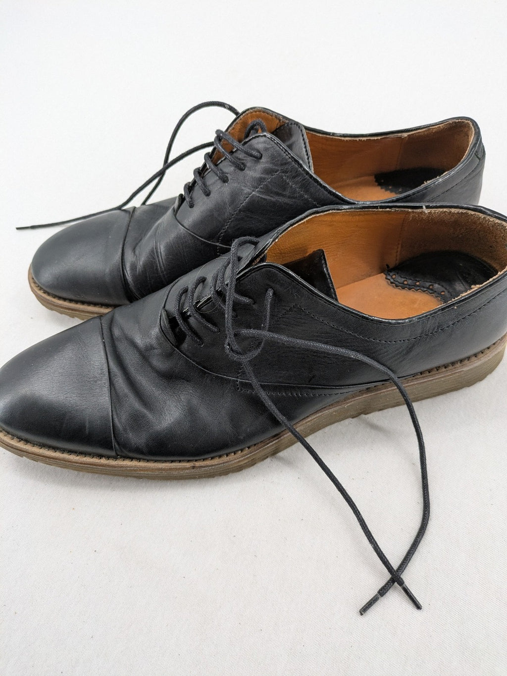 Zara Man black leather Oxford shoes with classic silhouette and durable modern sole.