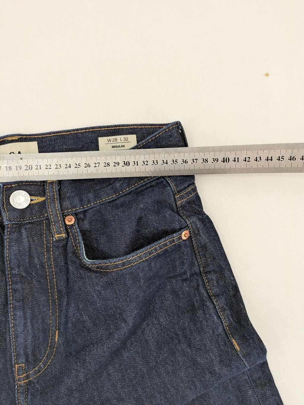 C&A blue straight jeans W28 L32 with 5-pocket design and contrasting orange stitching.