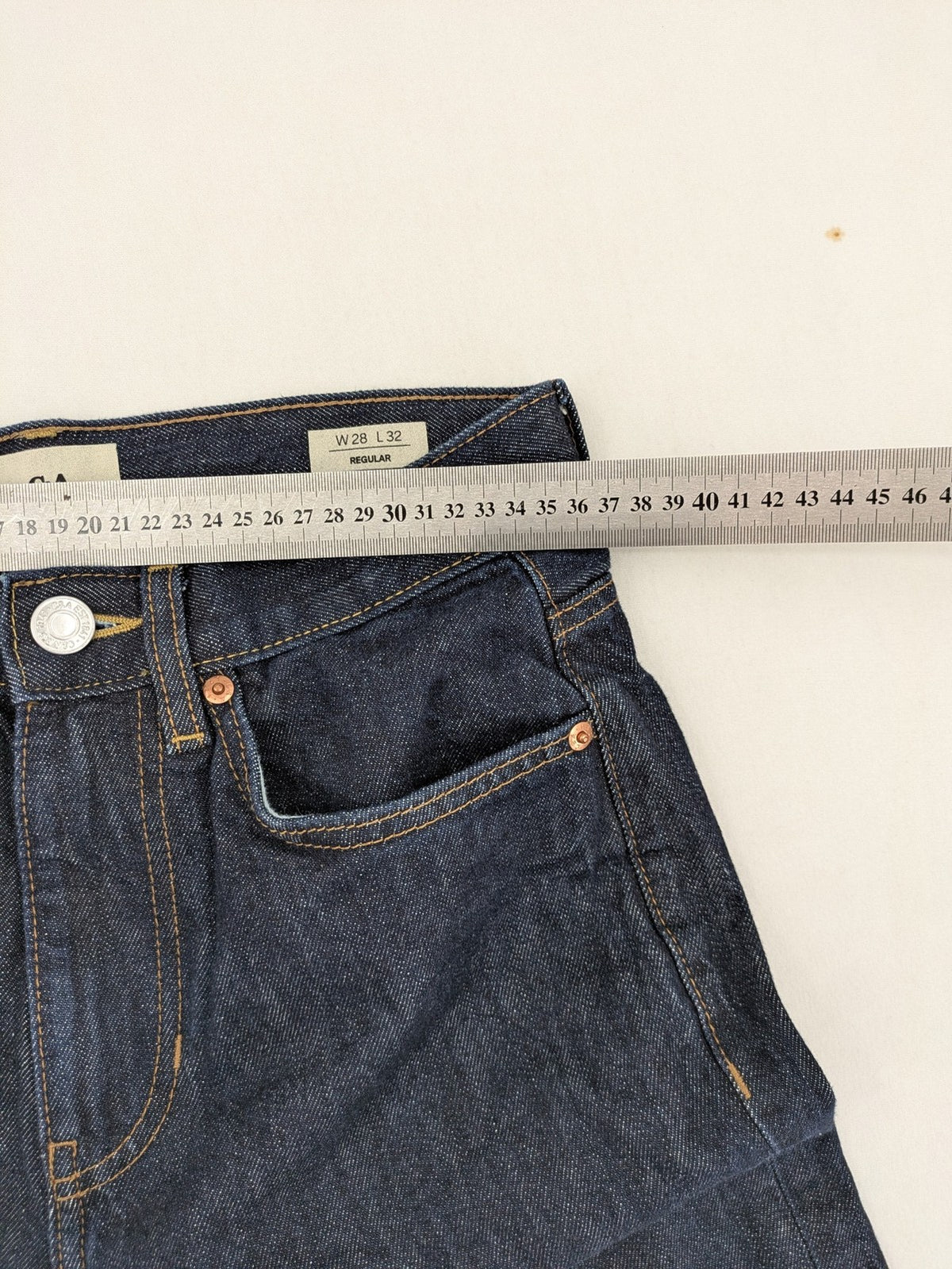 C&A blue straight jeans W28 L32 with 5-pocket design and contrasting orange stitching.