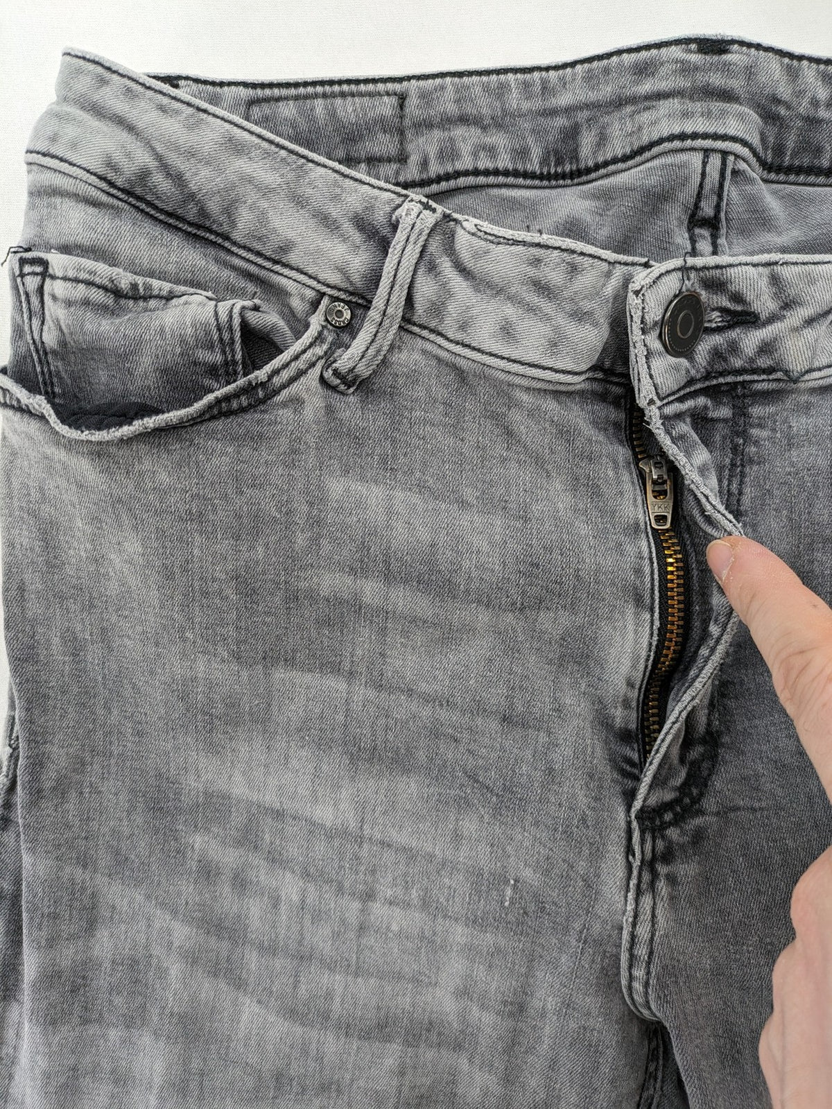 Cross Jeans grey straight jeans slim fit with classic 5-pocket design and used look.