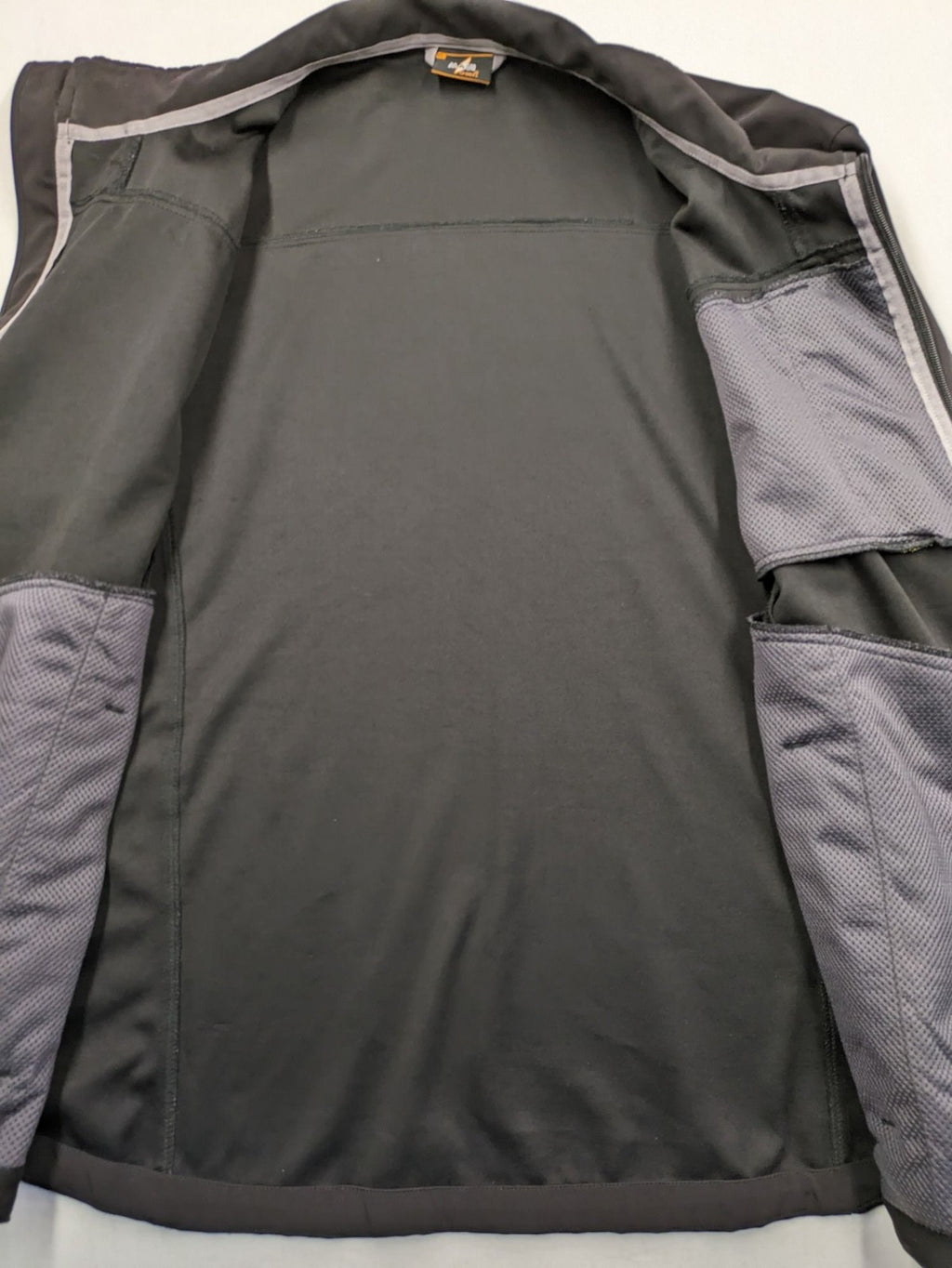 Maui Sports grey softshell jacket XL with contrasting yellow zipper and multiple pockets.
