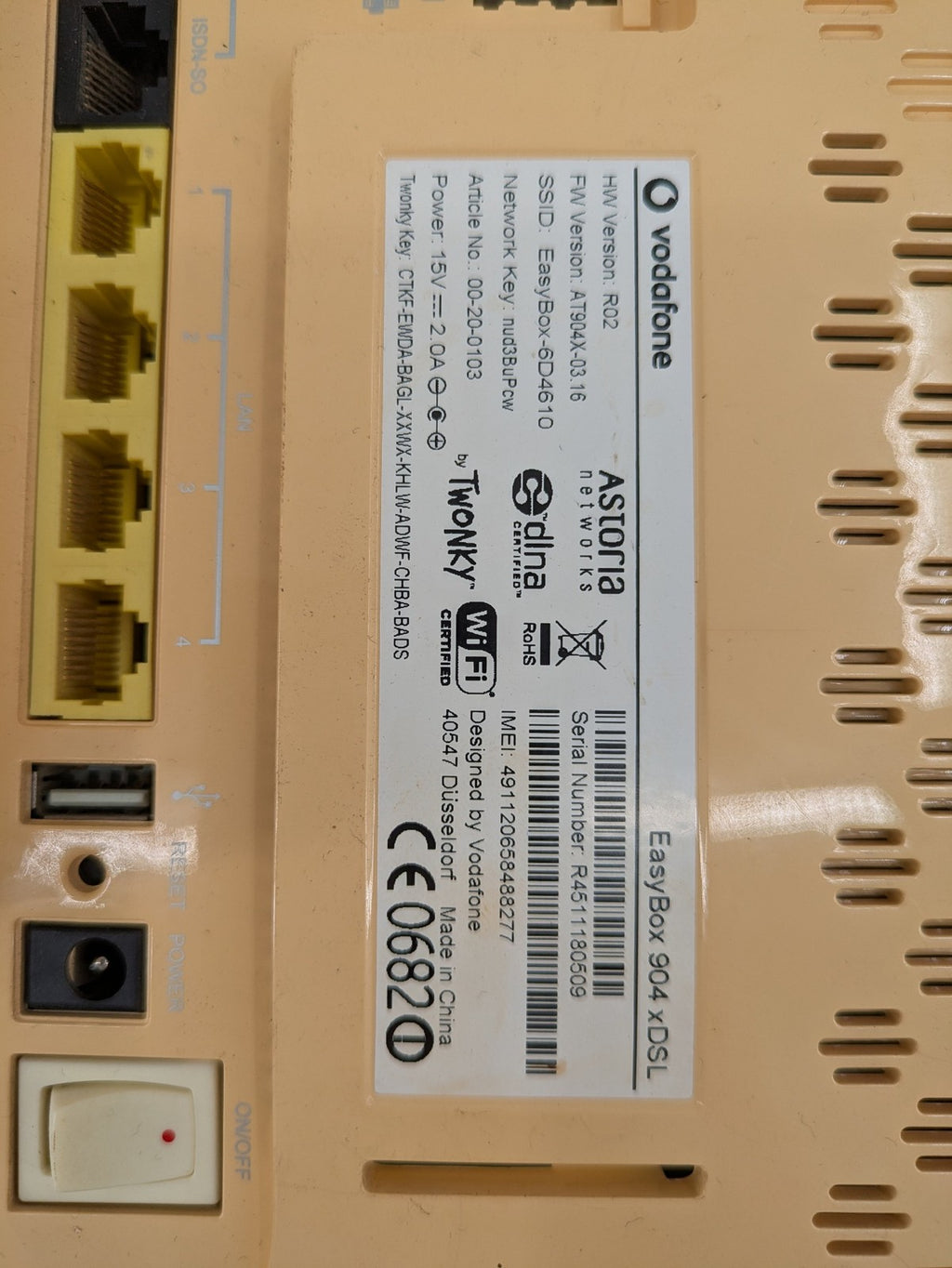 Vodafone beige wireless router EasyBox 904 with multiple ports and Astoria logo.