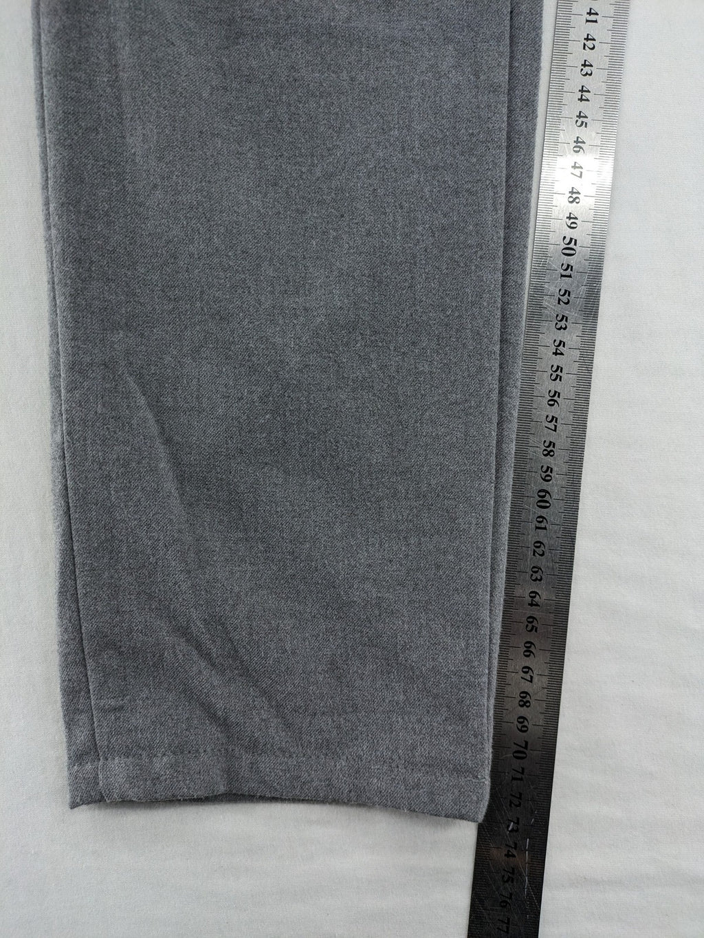 Zara pink pants with button and zipper closure, featuring side pockets and elegant design.