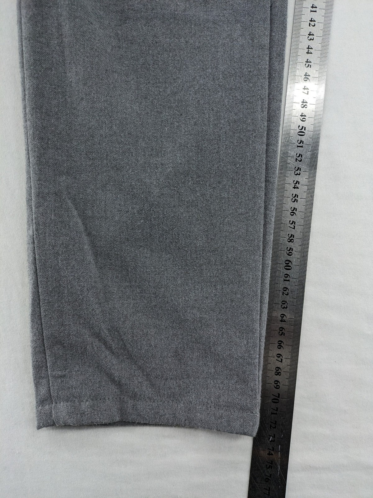 Zara pink pants with button and zipper closure, featuring side pockets and elegant design.