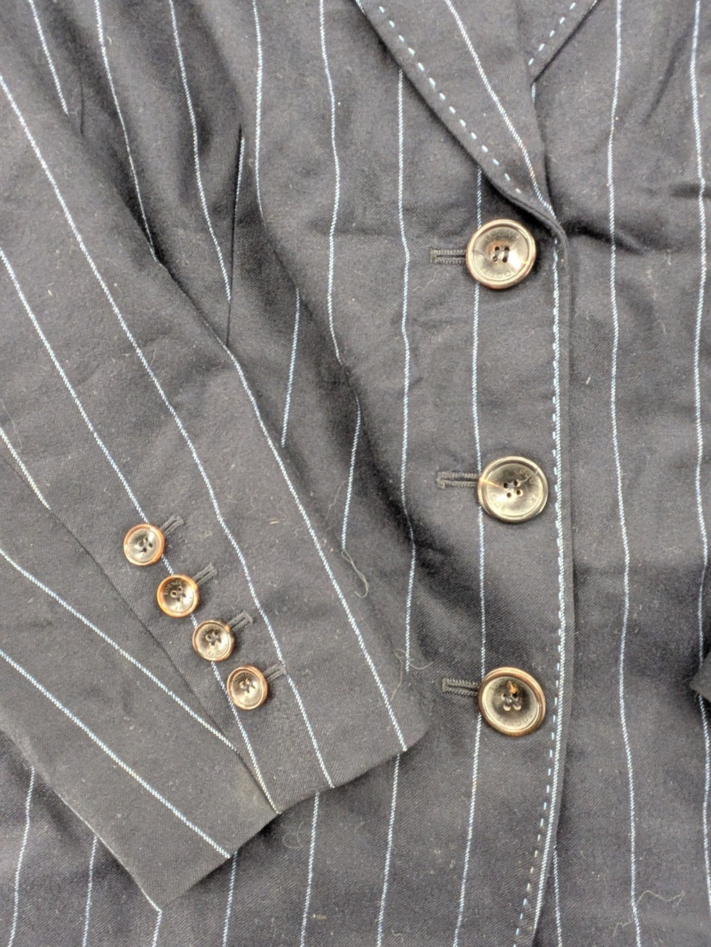 Bogner grey blazer with black pinstripes and contrast stitching, made of 100% virgin wool.