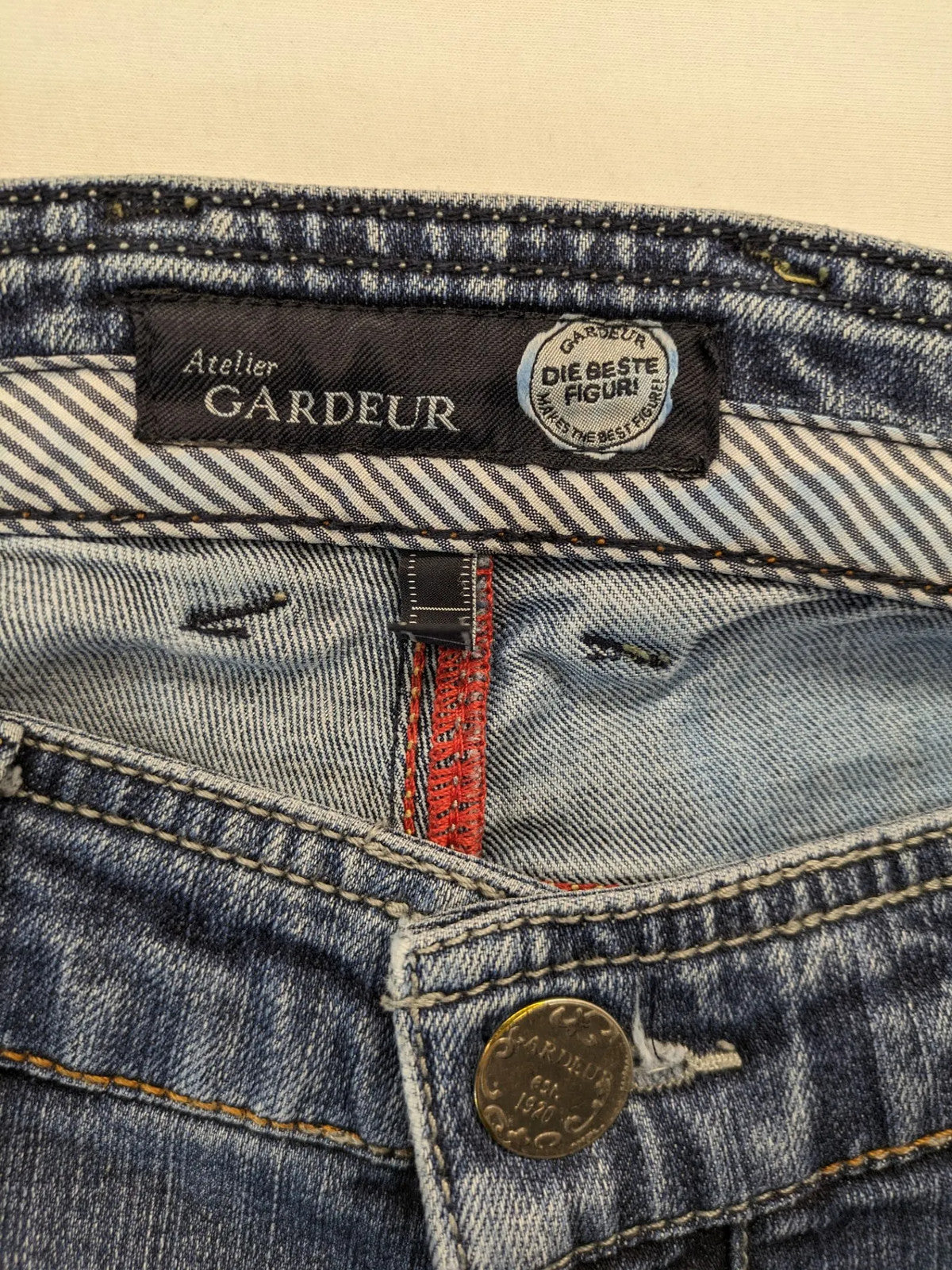 Atelier Gardeur blue straight jeans with five-pocket design and Superflex technology.