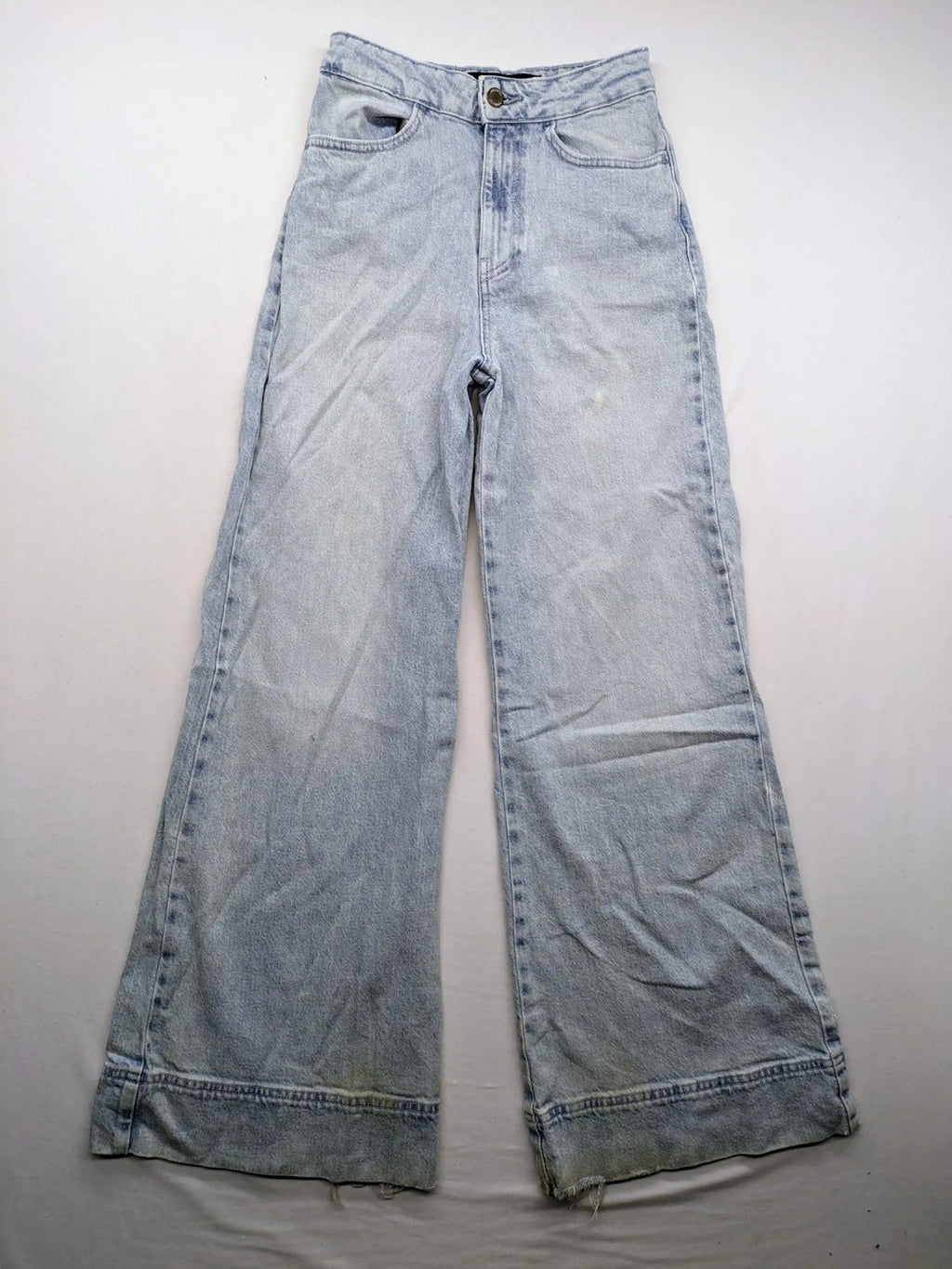 Hollister blue straight jeans ultra high-rise wide leg with frayed hem and classic five-pocket design.