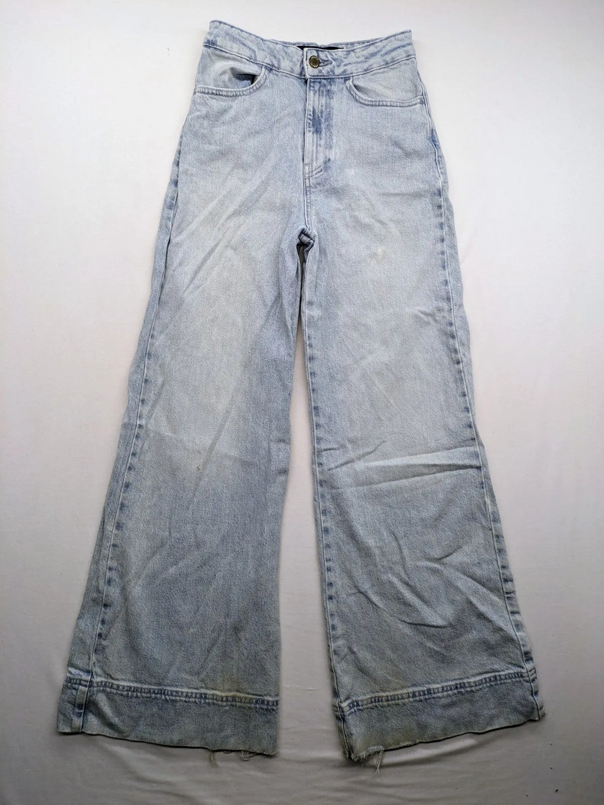 Hollister blue straight jeans ultra high-rise wide leg with frayed hem and classic five-pocket design.