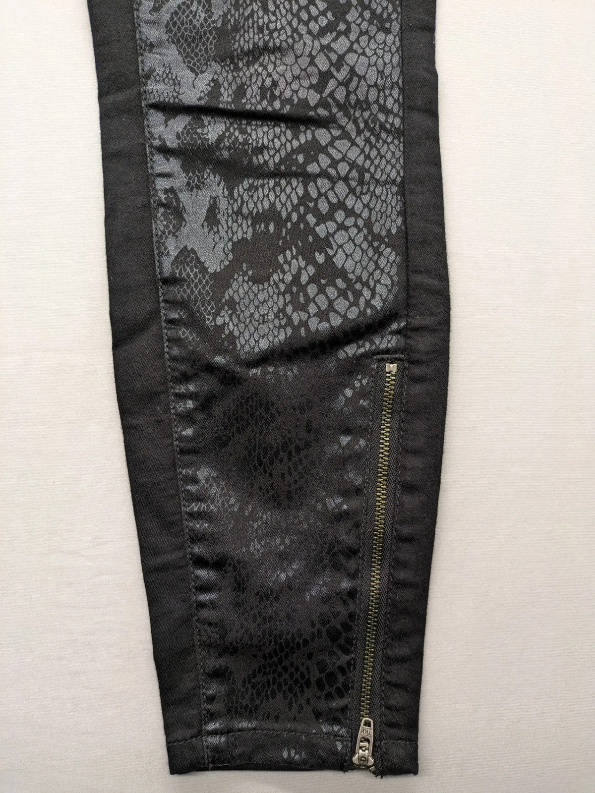 Tom Tailor black and grey skinny jeans with snake print and ankle zippers.