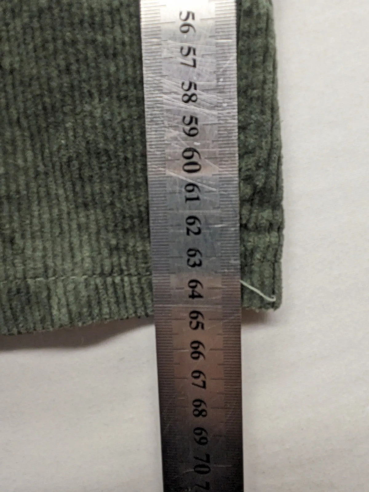 Baumwolle green cord pants with pull-on design and comfortable elastic waistband.
