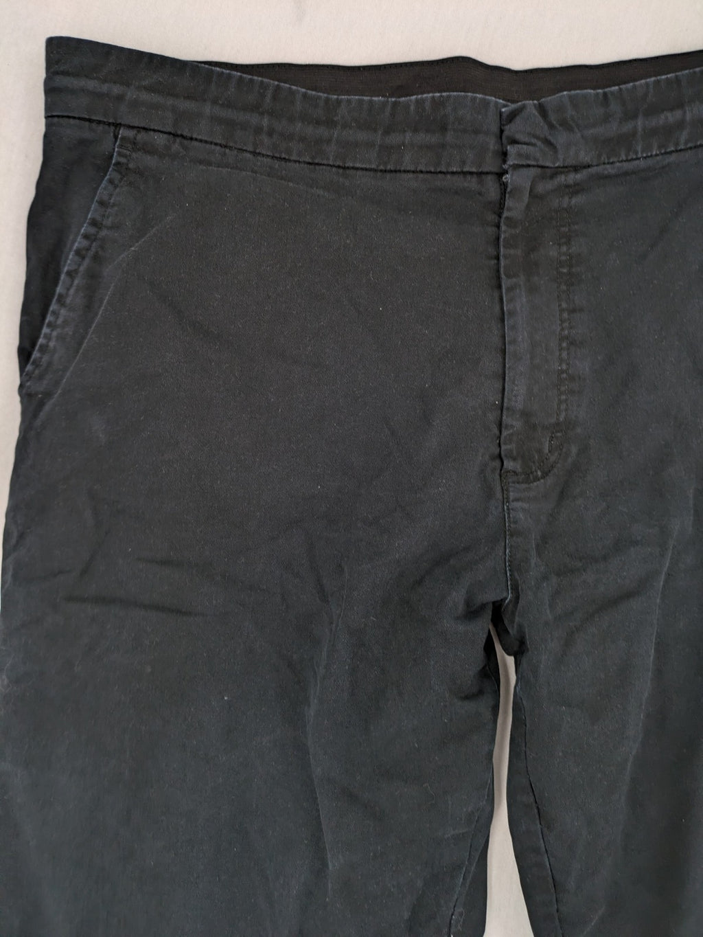 4F black cargo pants with reinforced knees, made from cotton-stretch material.