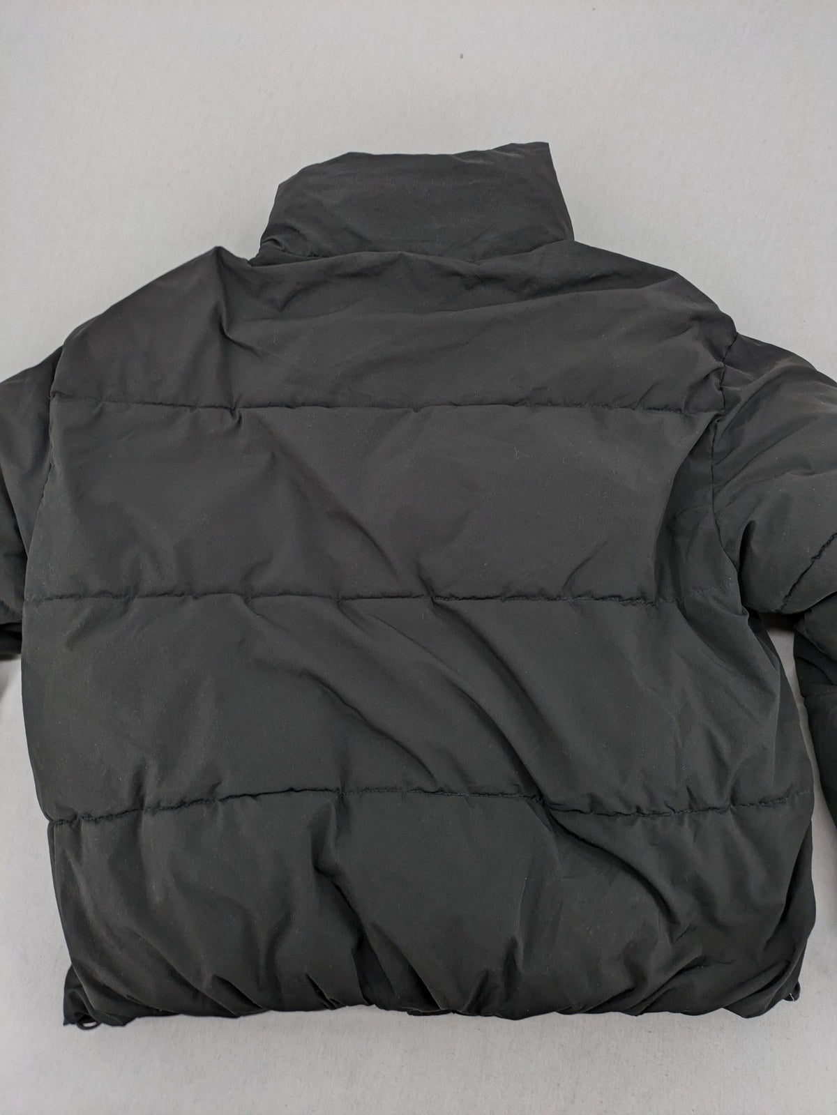 Pull&Bear black puffer coat with high collar, fleece lining, and quilted design.