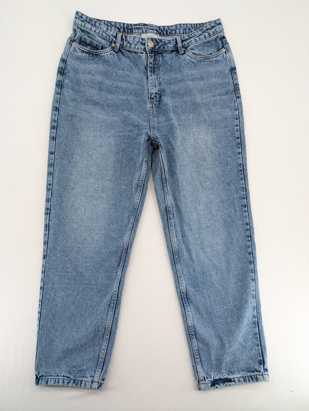 Janina blue mom jeans high-waist tapered leg with classic 5-pocket design.